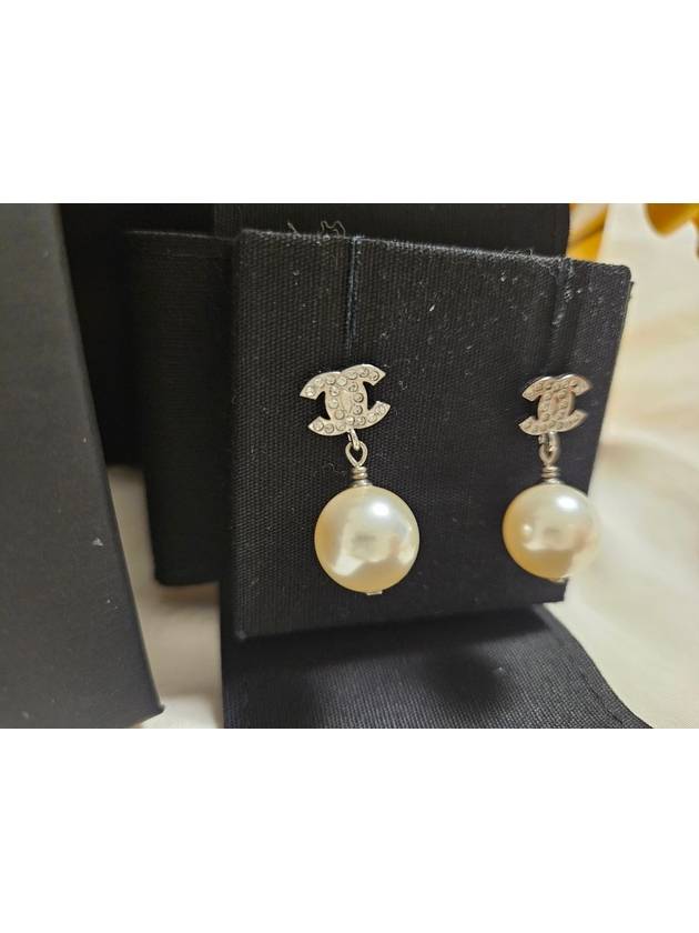Metal Glass Strass Pearly White Earrings Silver Chanel