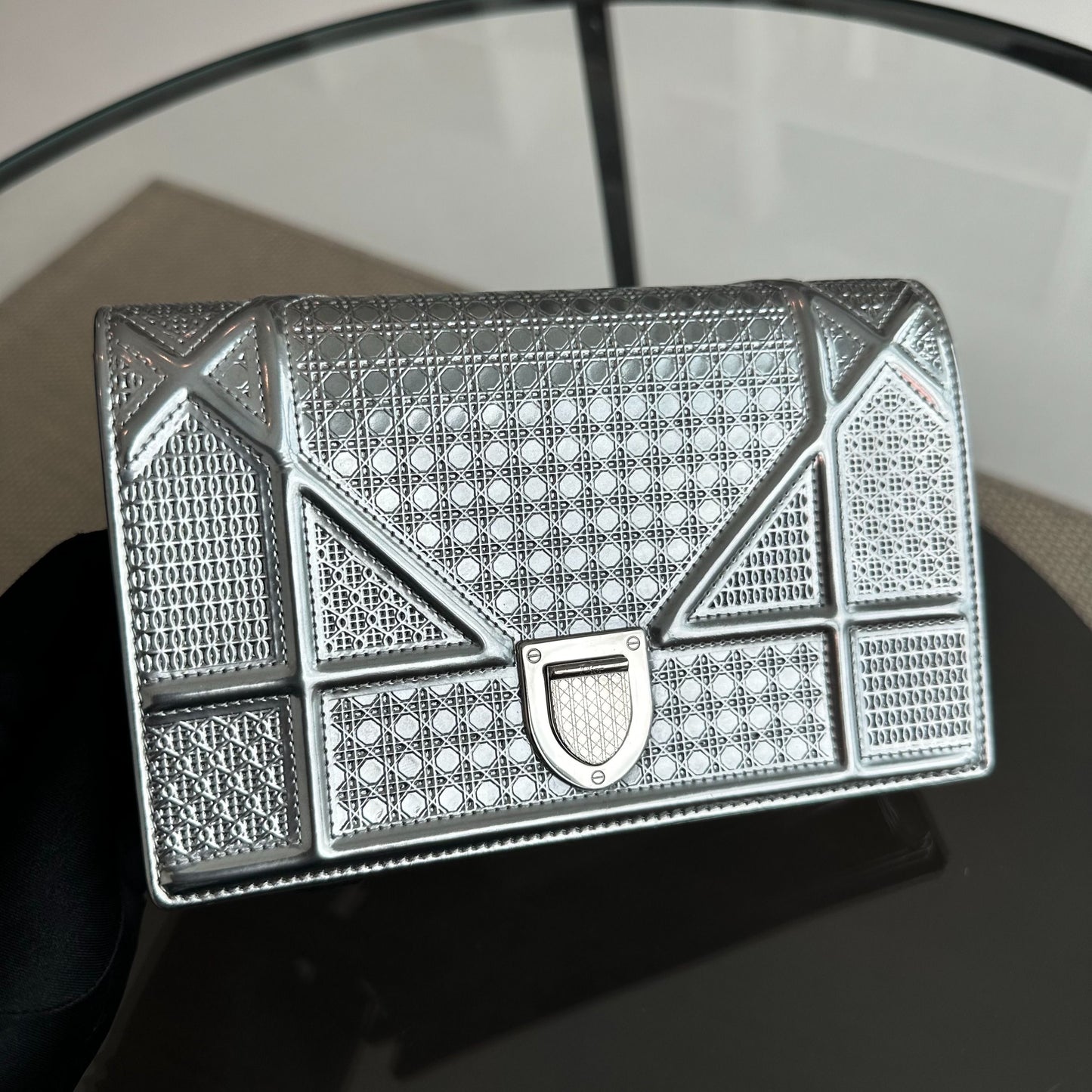 Diorama WOC Wallet On Chain Metallic Micro-Cannage Ama Cross-Body Silver SHW