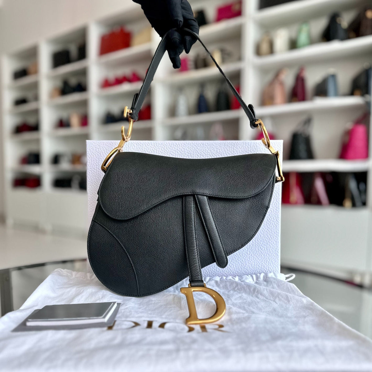 Saddle Medium Grained Calfskin Black GHW
