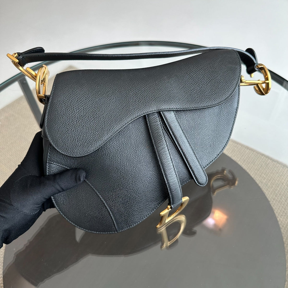 Saddle Medium Grained Calfskin Black GHW
