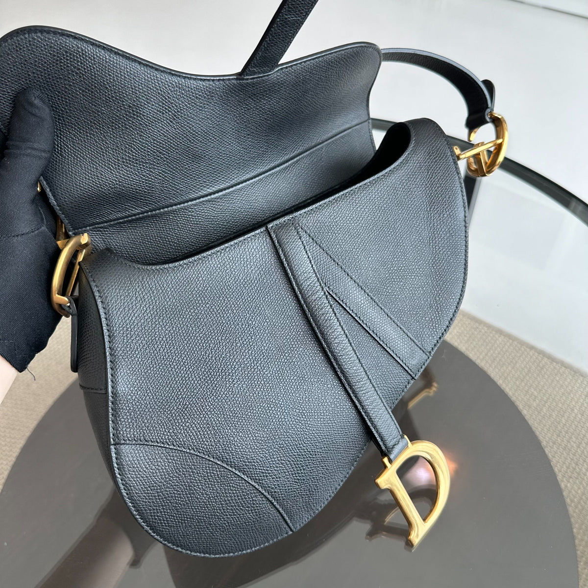 Saddle Medium Grained Calfskin Black GHW