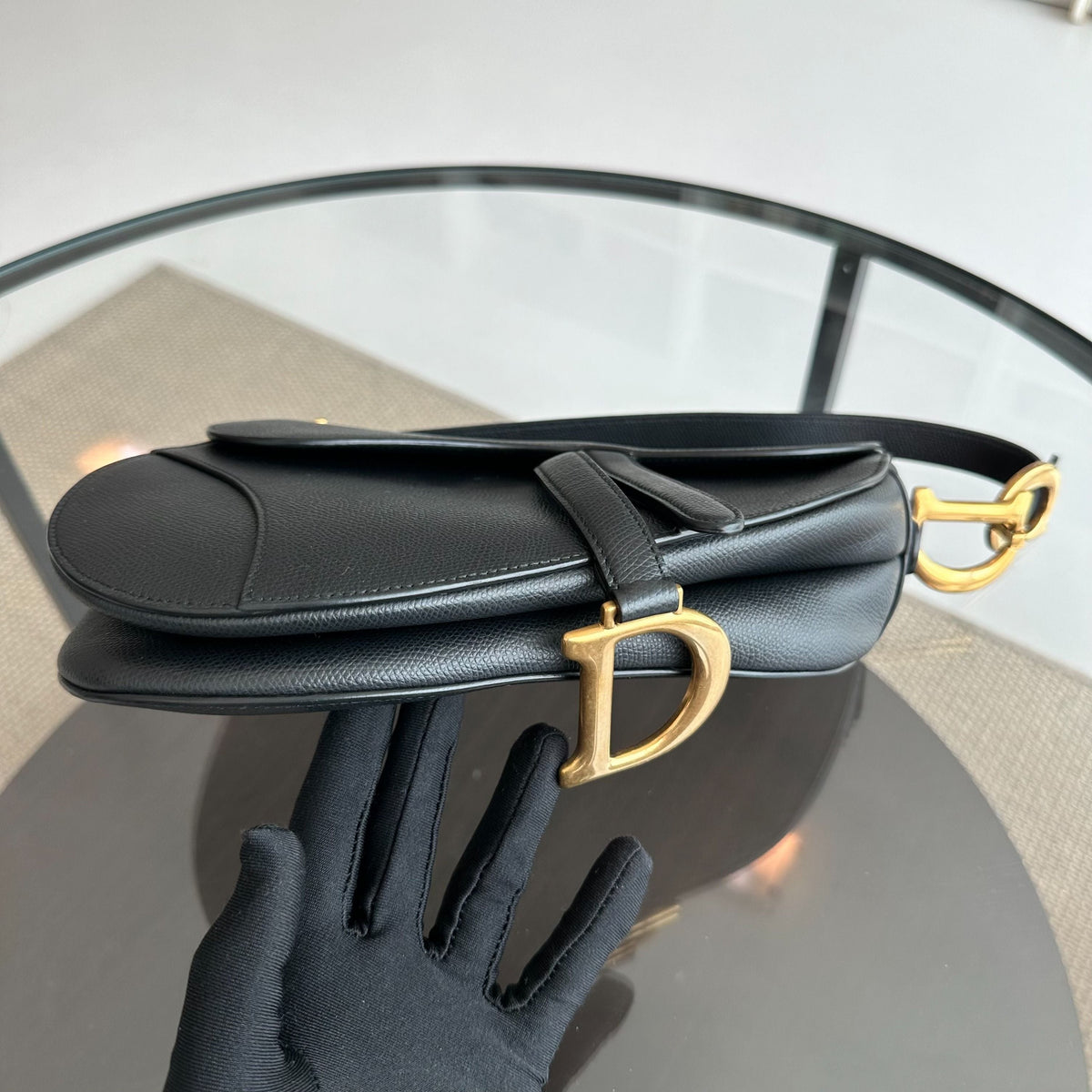 Saddle Medium Grained Calfskin Black GHW