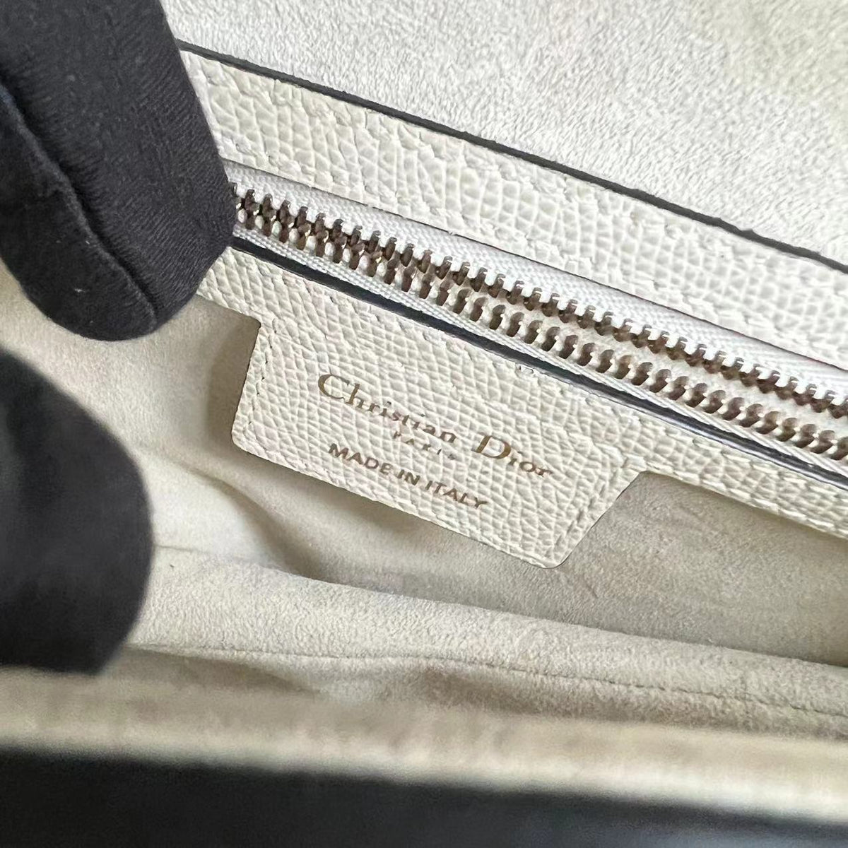 Saddle Medium Grained Calfskin White GHW