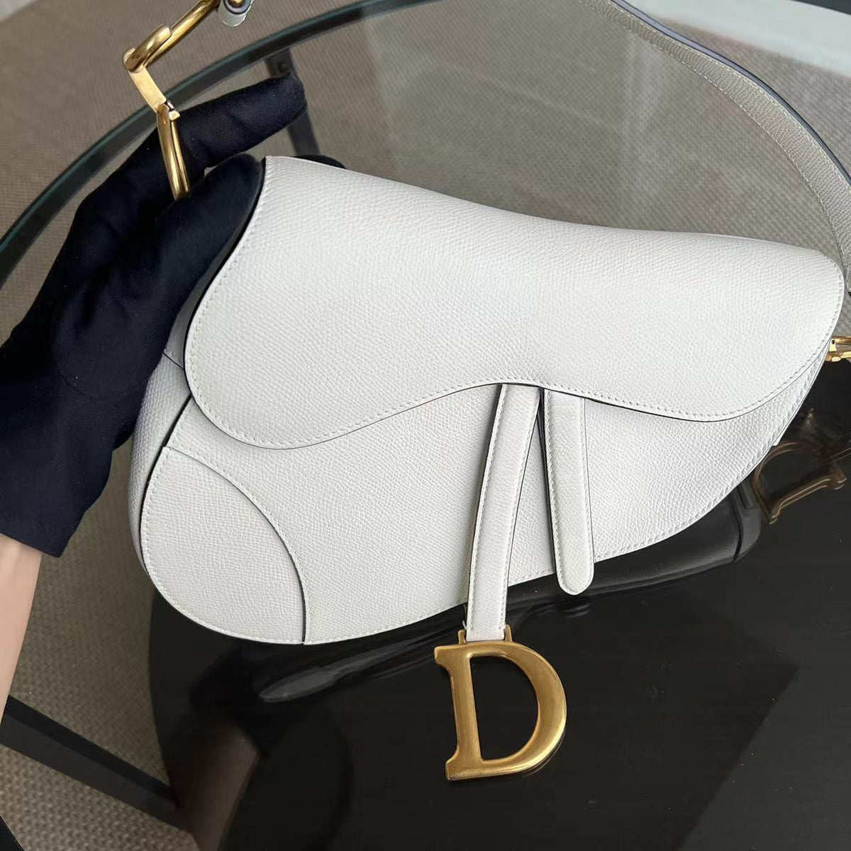 Saddle Medium Grained Calfskin White GHW