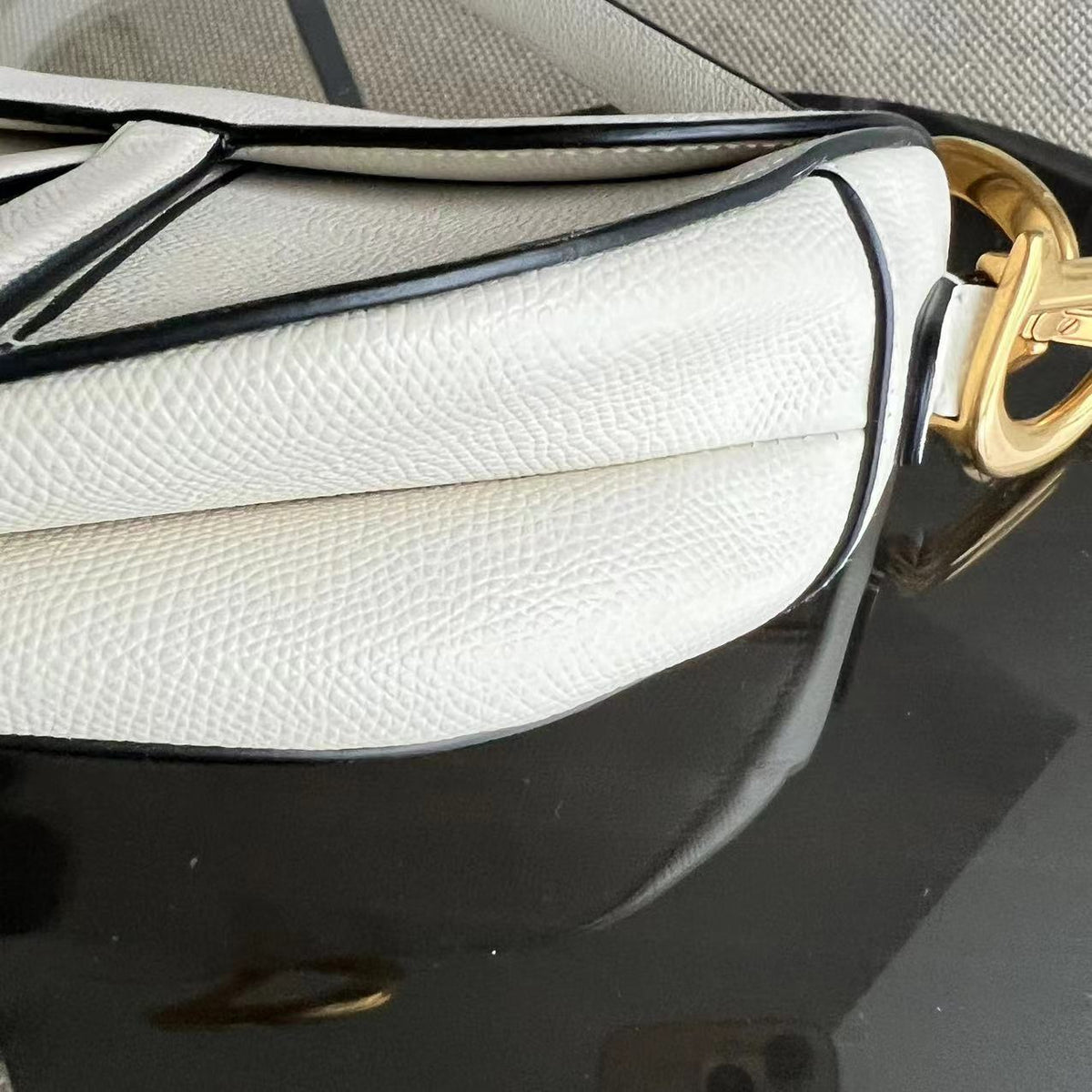 Saddle Medium Grained Calfskin White GHW