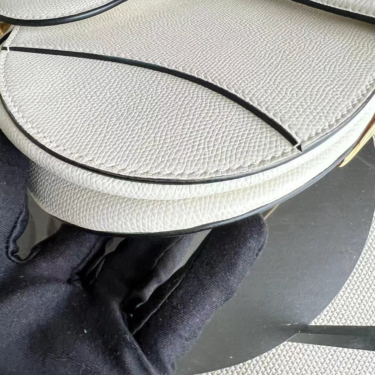 Saddle Medium Grained Calfskin White GHW