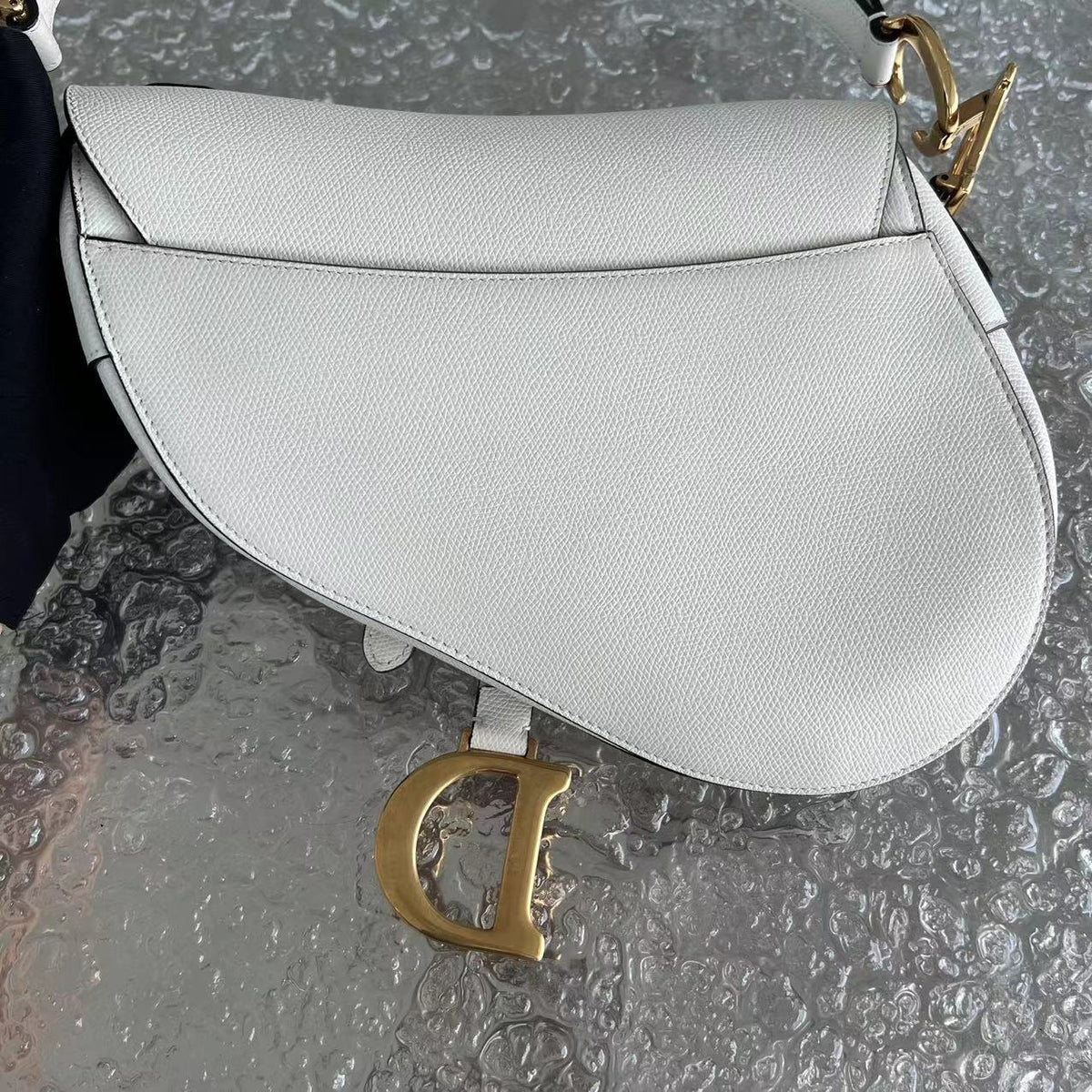 Saddle Medium Grained Calfskin White Golden Hardware