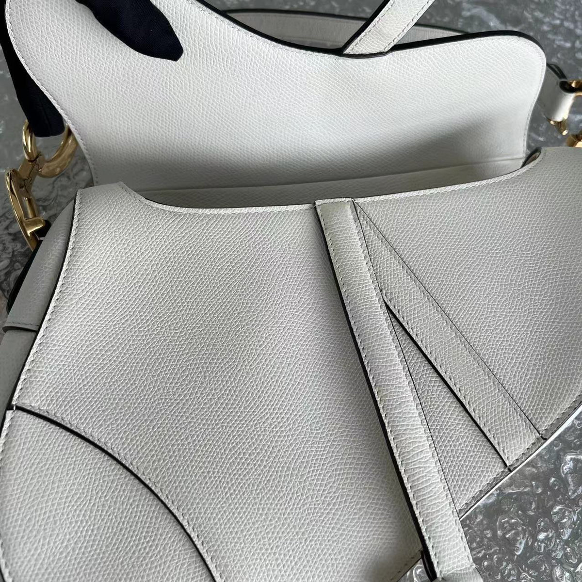 Saddle Medium Grained Calfskin White Golden Hardware