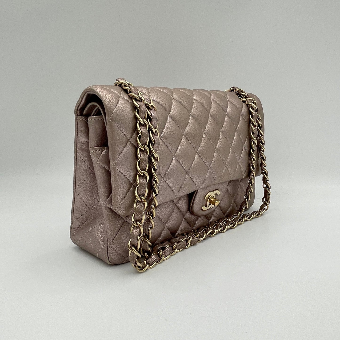 Classic Double Flap Medium Coral Shoulder Bag in Lambskin, Gold hardware