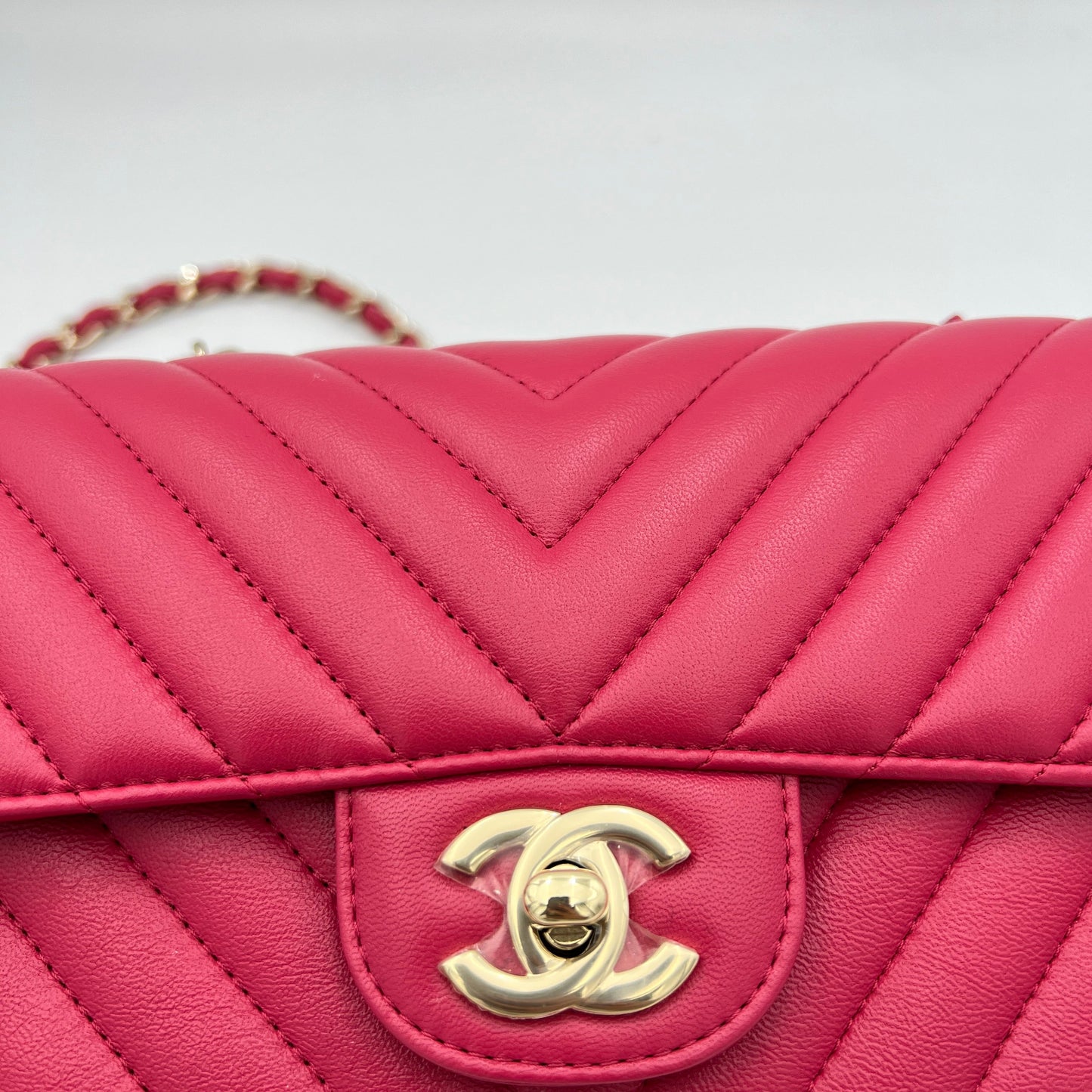 Classic Flap Chevron Pink Crossbody Bag in Lambskin, Gold hardware