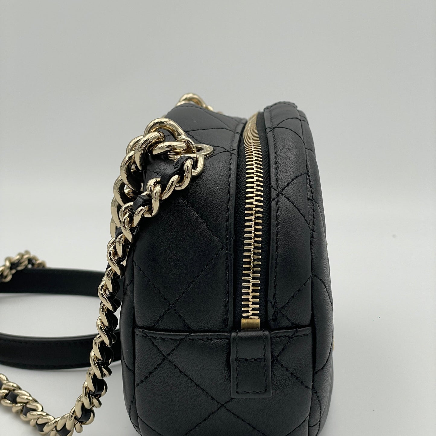 CC Quilted Round Black Crossbody Bag in Lambskin, Gold hardware