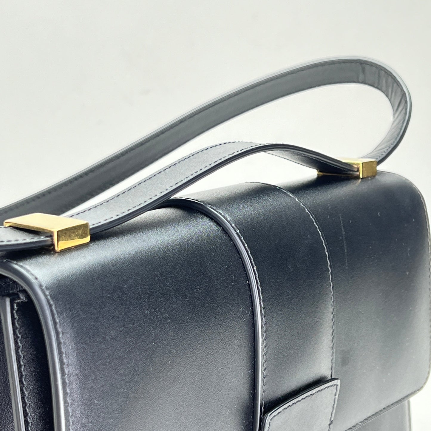 30 Montaigne Medium Black Shoulder Bag in Calfskin, Gold hardware