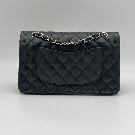 Classic Double Flap Medium Shoulder bag in Lambskin, Silver Hardware