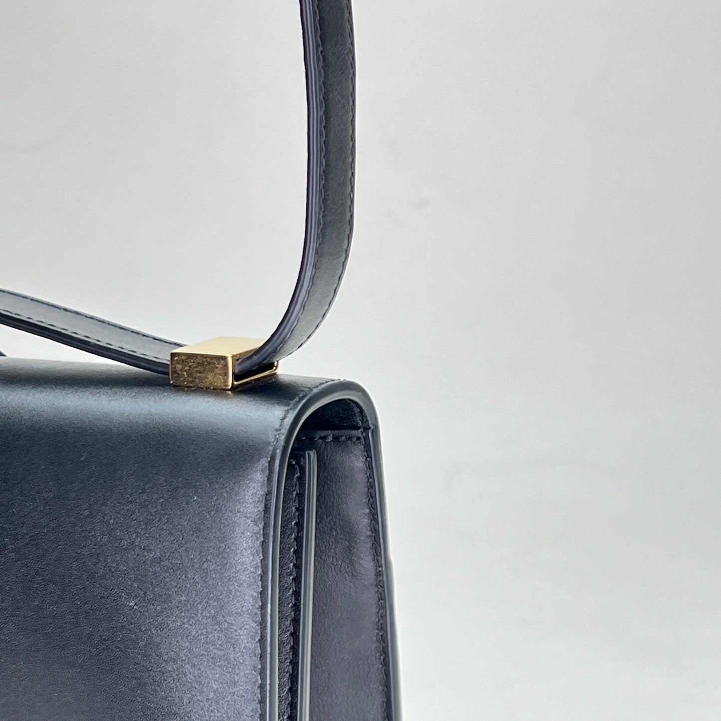 30 Montaigne Medium Black Shoulder Bag in Calfskin, Gold hardware