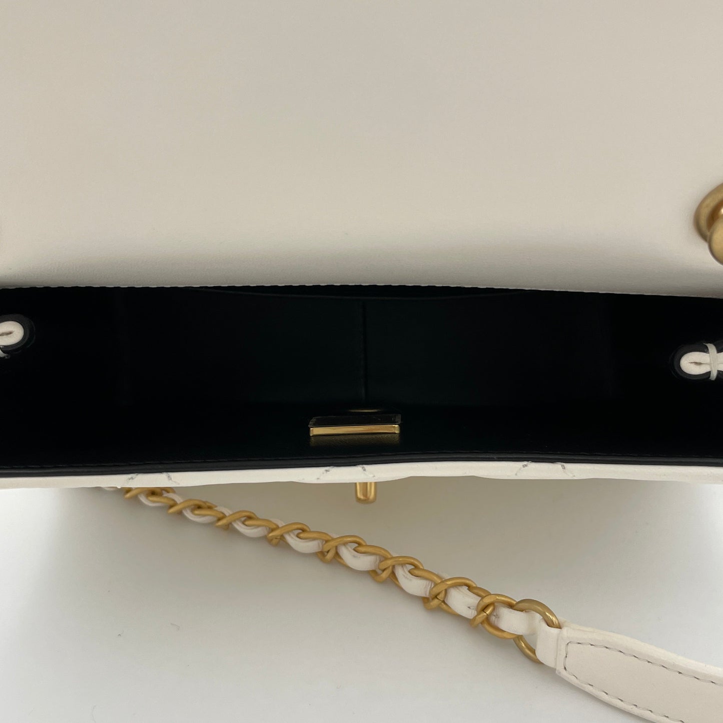 Classic Flap Monaco White Crossbody Bag in Lambskin, Gold hardware