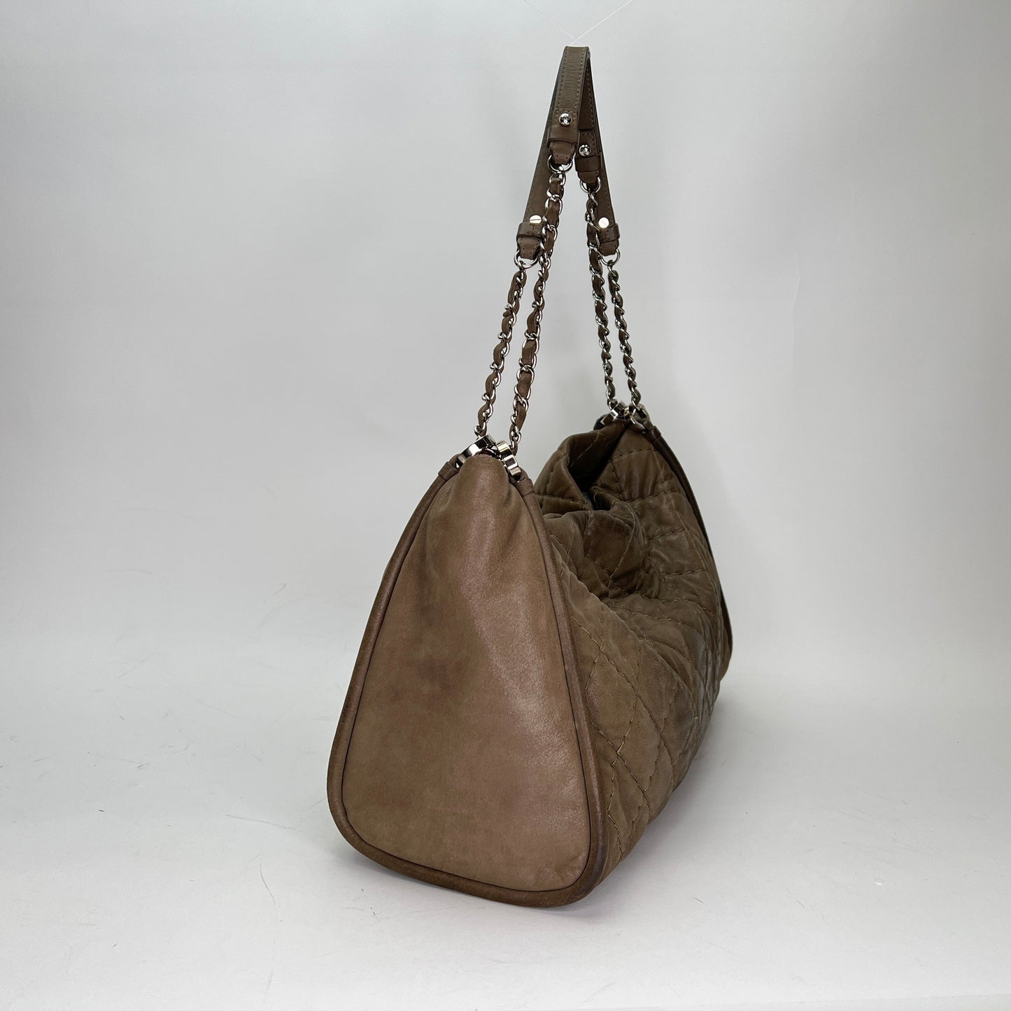 Quilted Chain Brown Shoulder Bag in, Silver hardware