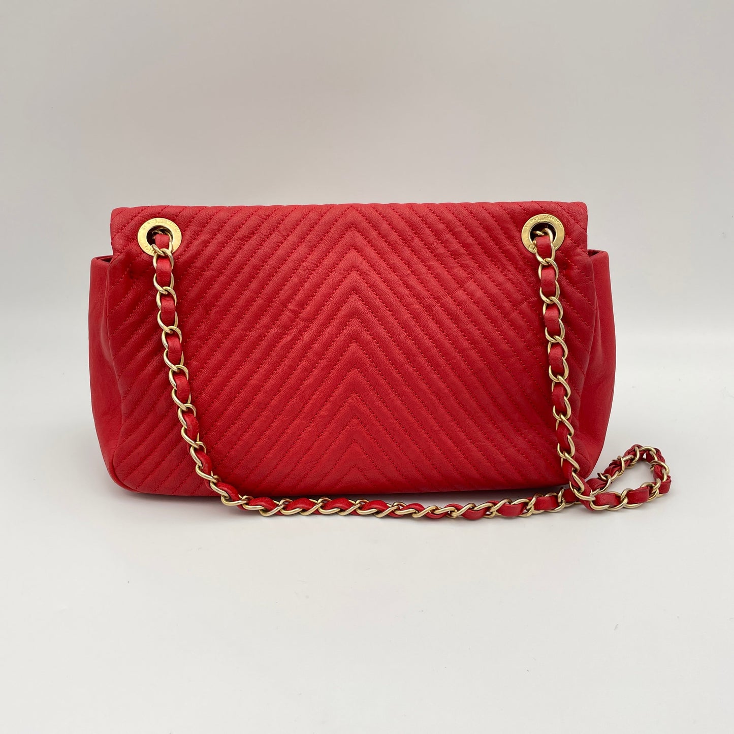 Chevron Quilted Classic Single Medallion Flap Red Crossbody Bag in Calfskin, Gold hardware