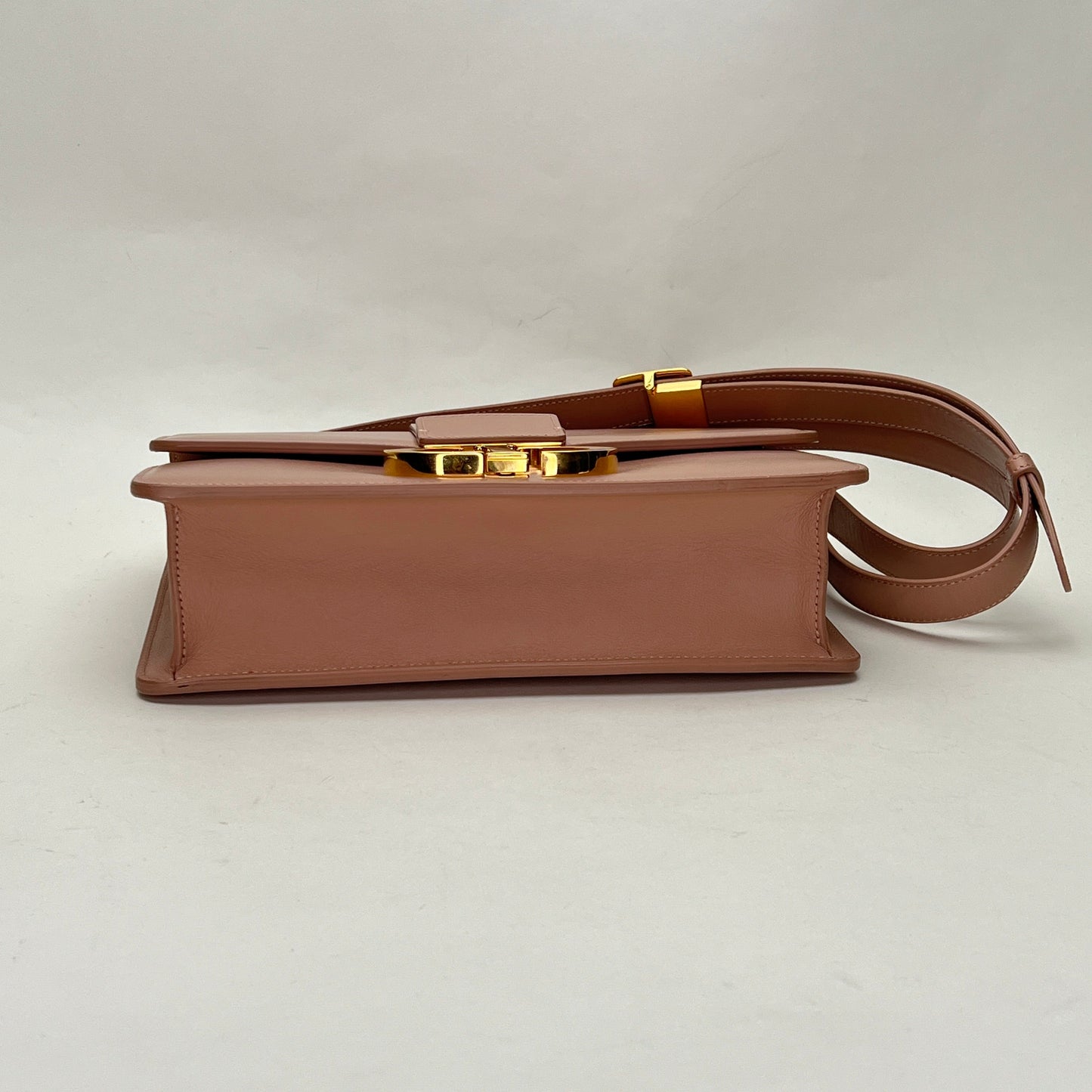 Montaigne 30 Pink Shoulder Bag in Calfskin, Gold hardware