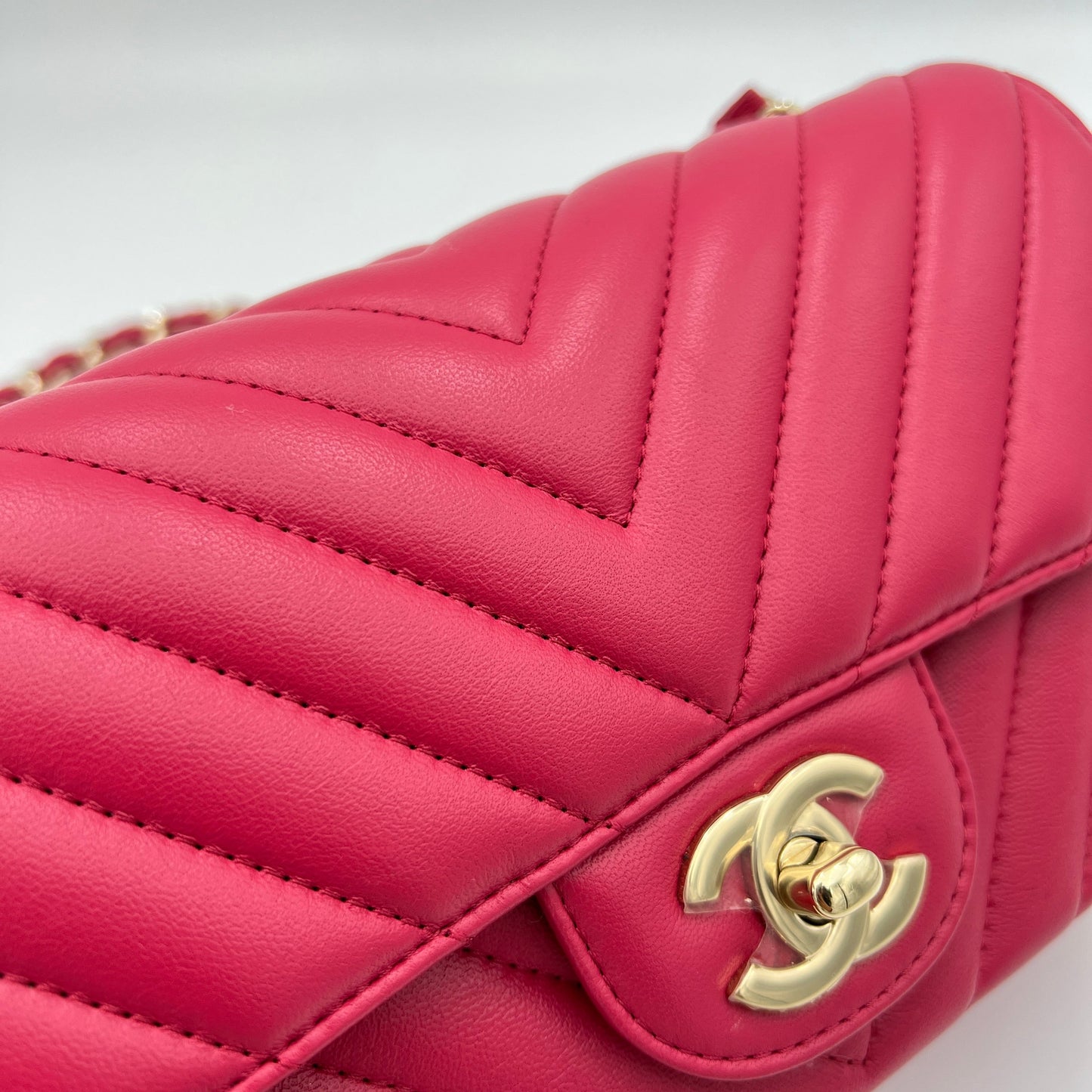 Classic Flap Chevron Pink Crossbody Bag in Lambskin, Gold hardware