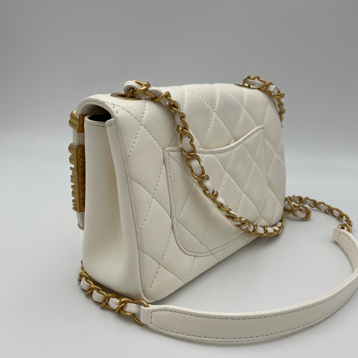 Classic Flap Monaco White Crossbody Bag in Lambskin, Gold hardware