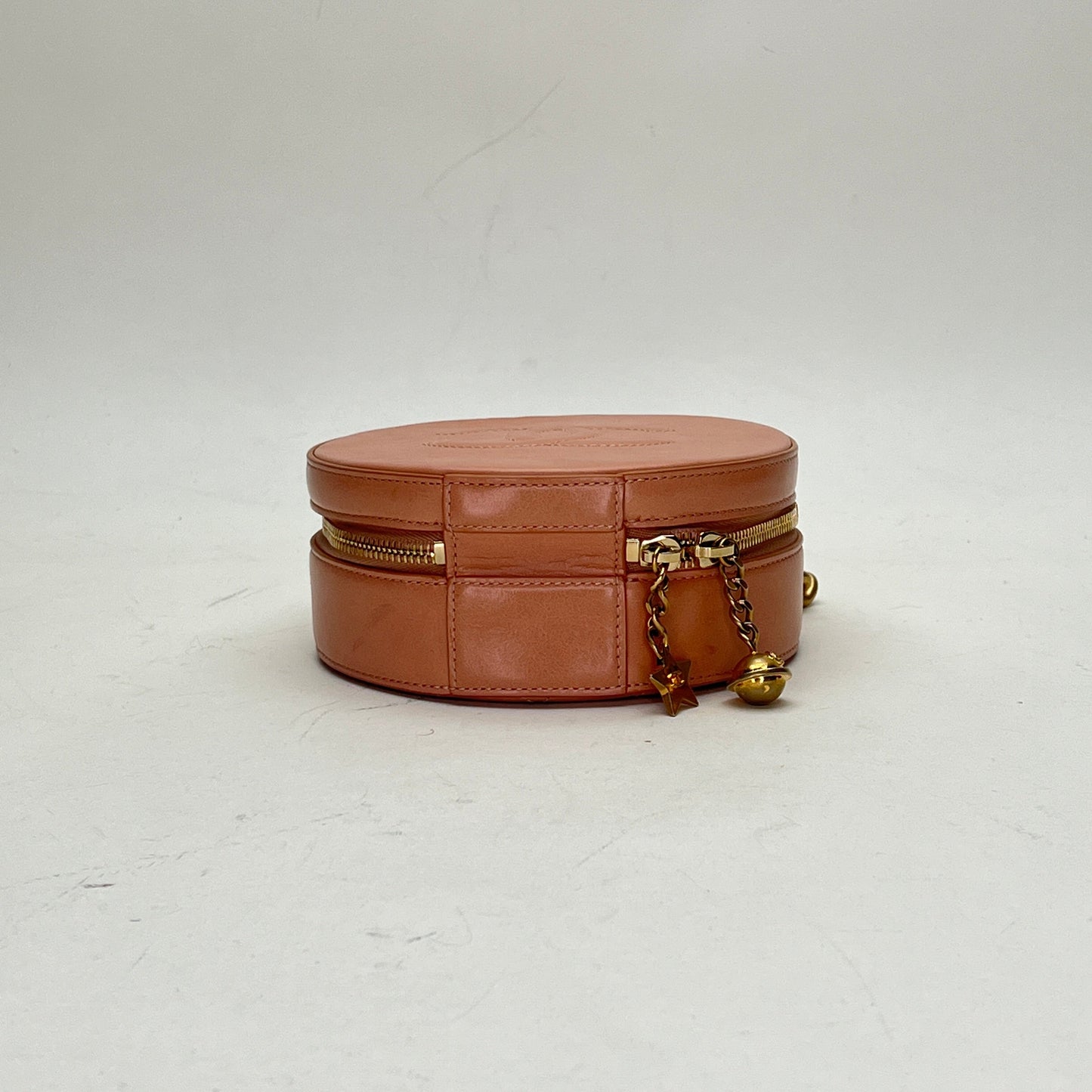 Round CC Pink Crossbody Bag in Calfskin, Gold hardware