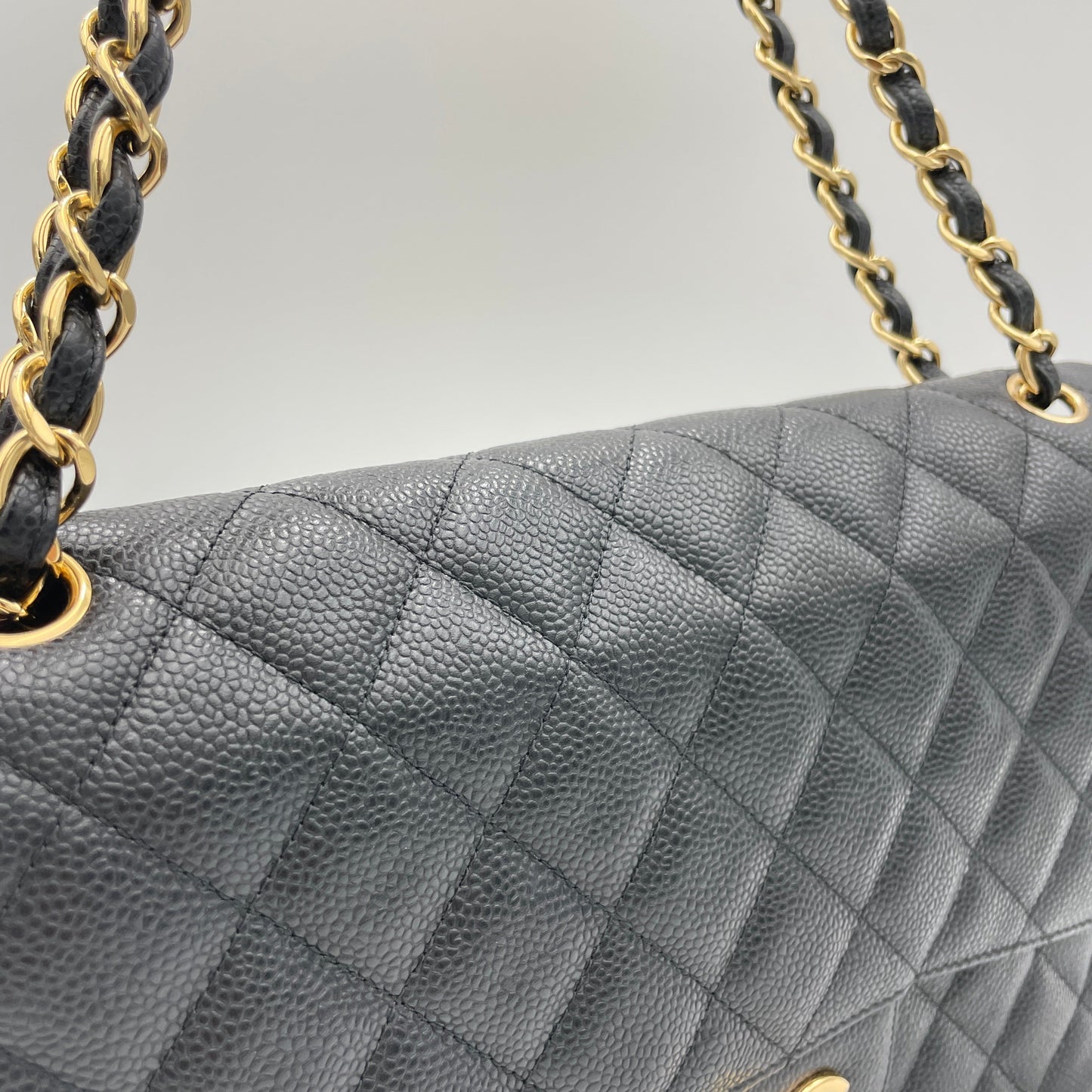 Classic Flap Jumbo Black Shoulder Bag in Caviar Leather, Gold hardware