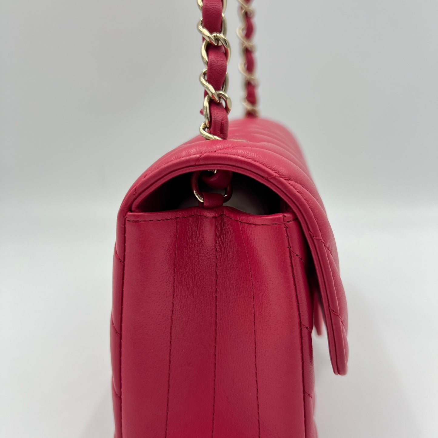 Classic Flap Chevron Pink Crossbody Bag in Lambskin, Gold hardware