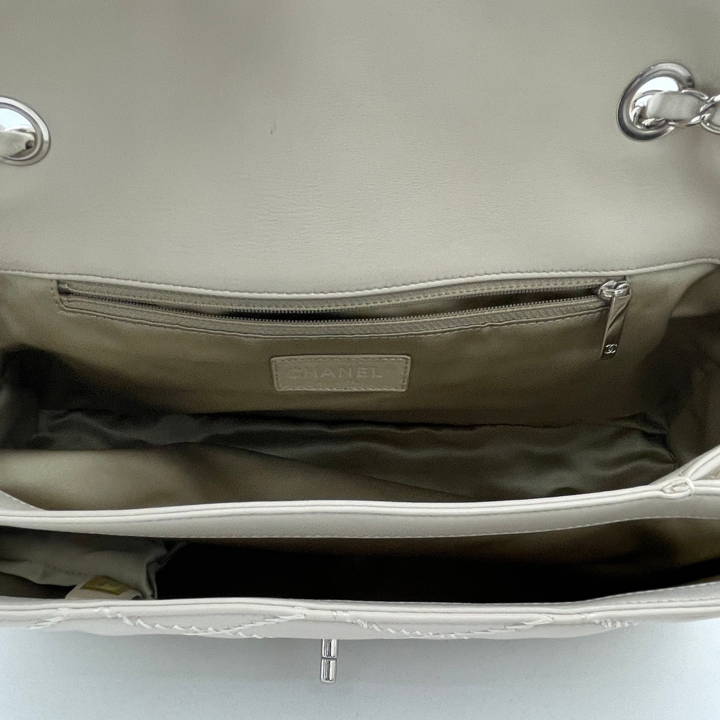 Ultra Stitch White Shoulder Bag in Lambskin, Silver hardware