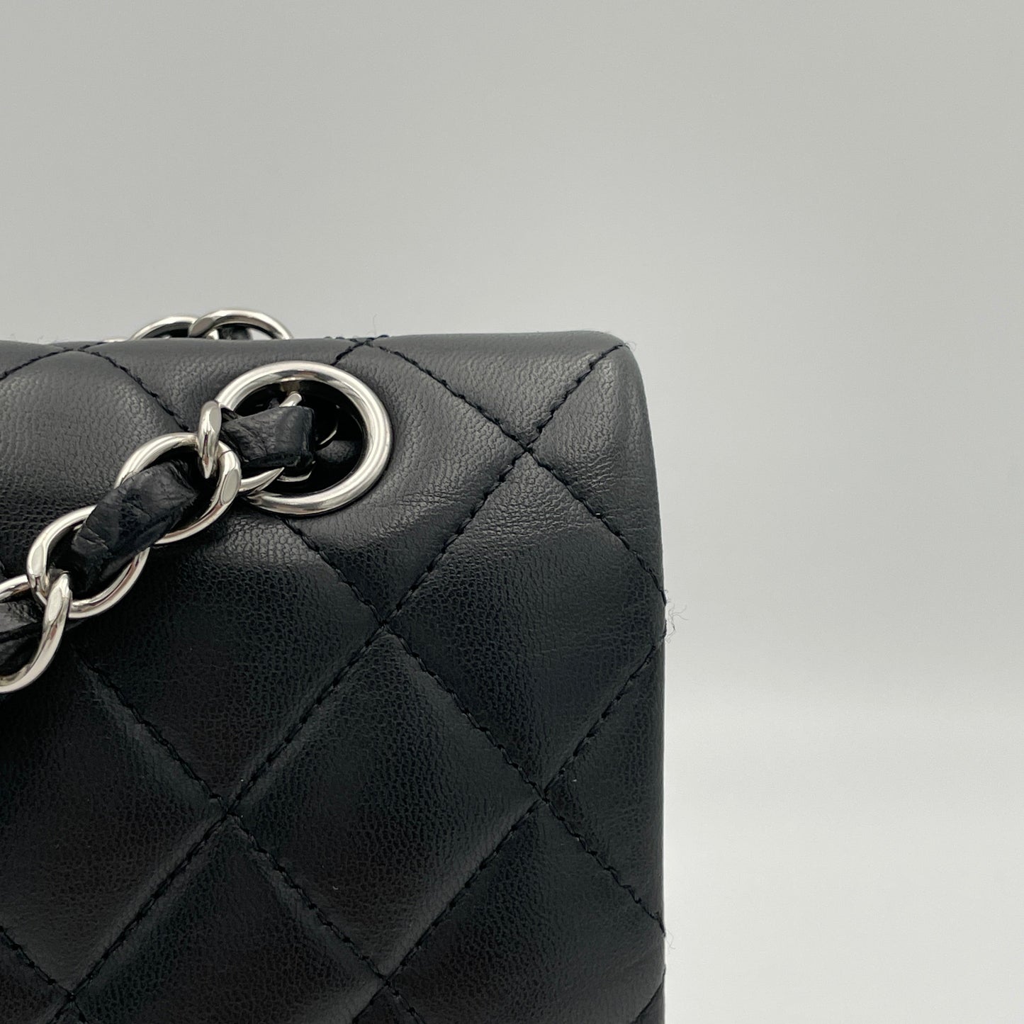 Classic Double Flap Medium Shoulder bag in Lambskin, Silver Hardware