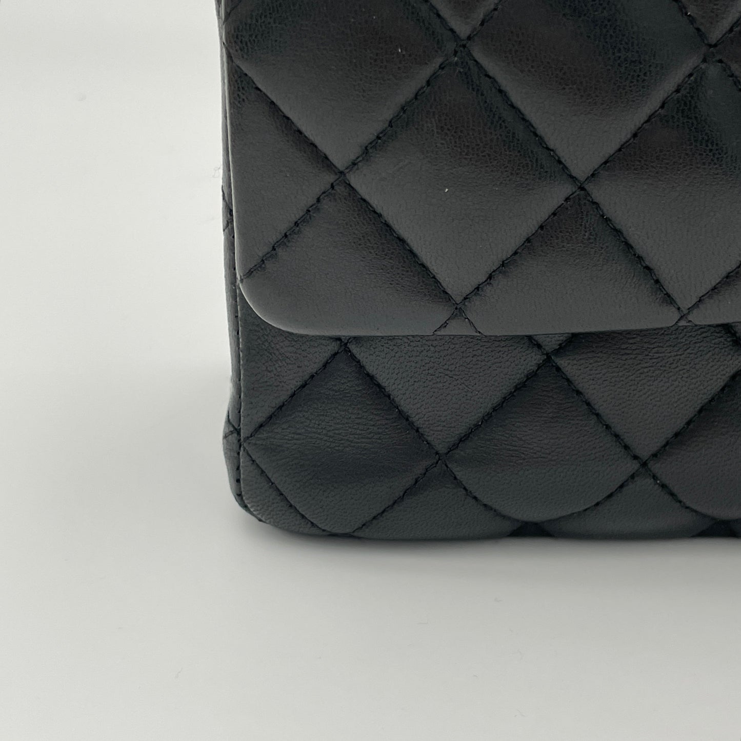 Classic Double Flap Medium Shoulder bag in Lambskin, Silver Hardware