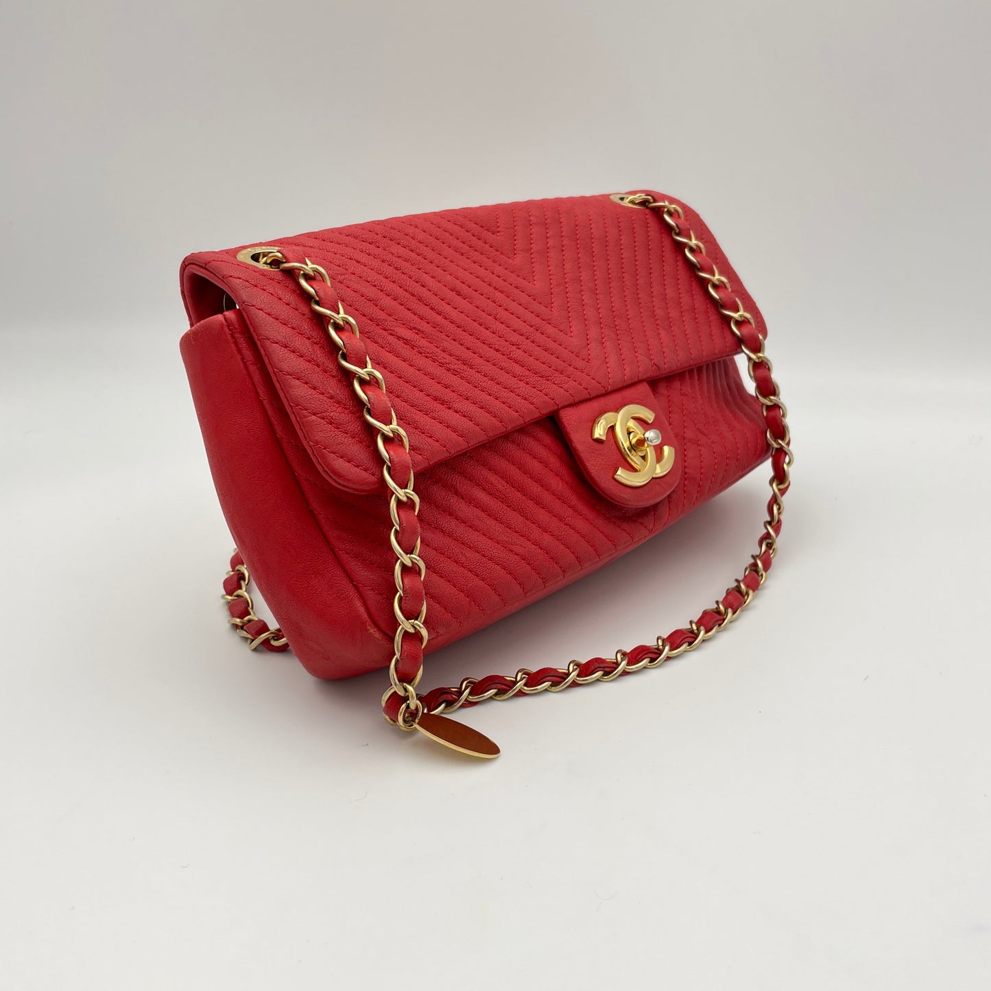 Chevron Quilted Classic Single Medallion Flap Red Crossbody Bag in Calfskin, Gold hardware