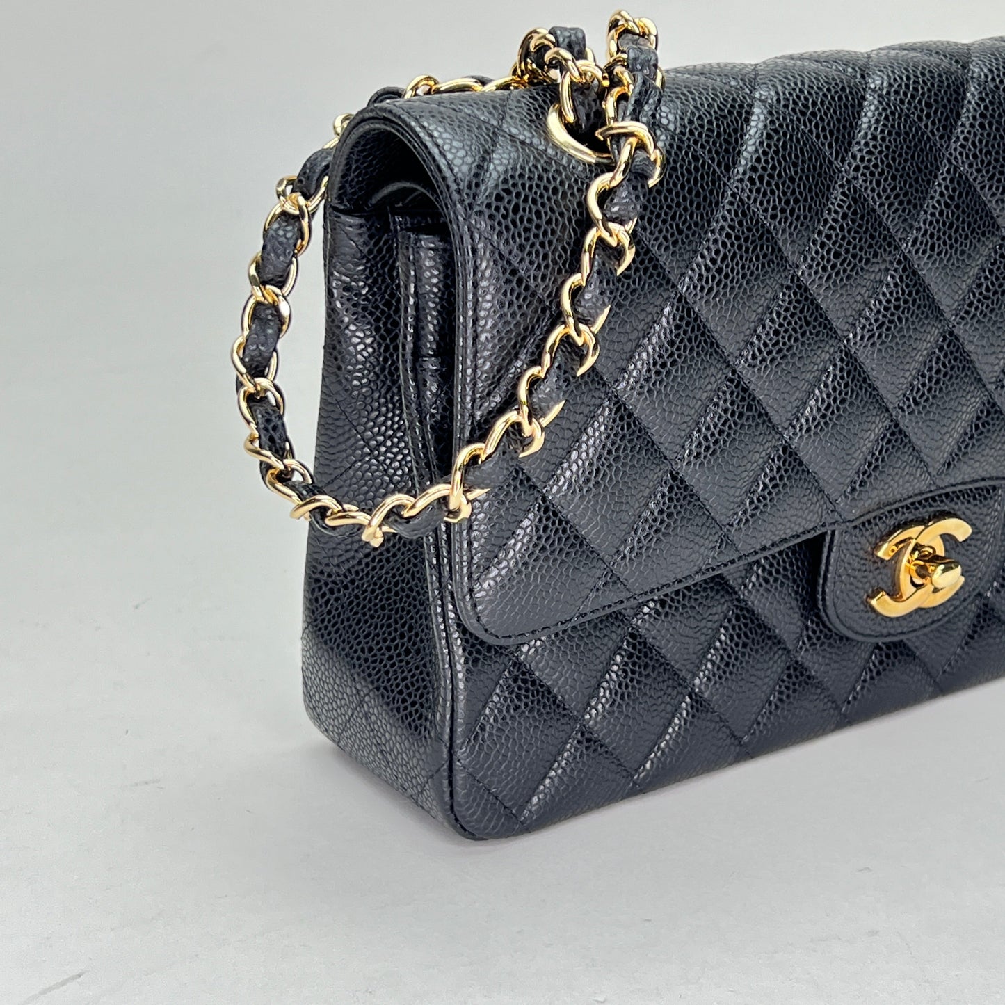 Classic Double Flap Mediun Black Shoulder Bag in Caviar Leather, Gold hardware