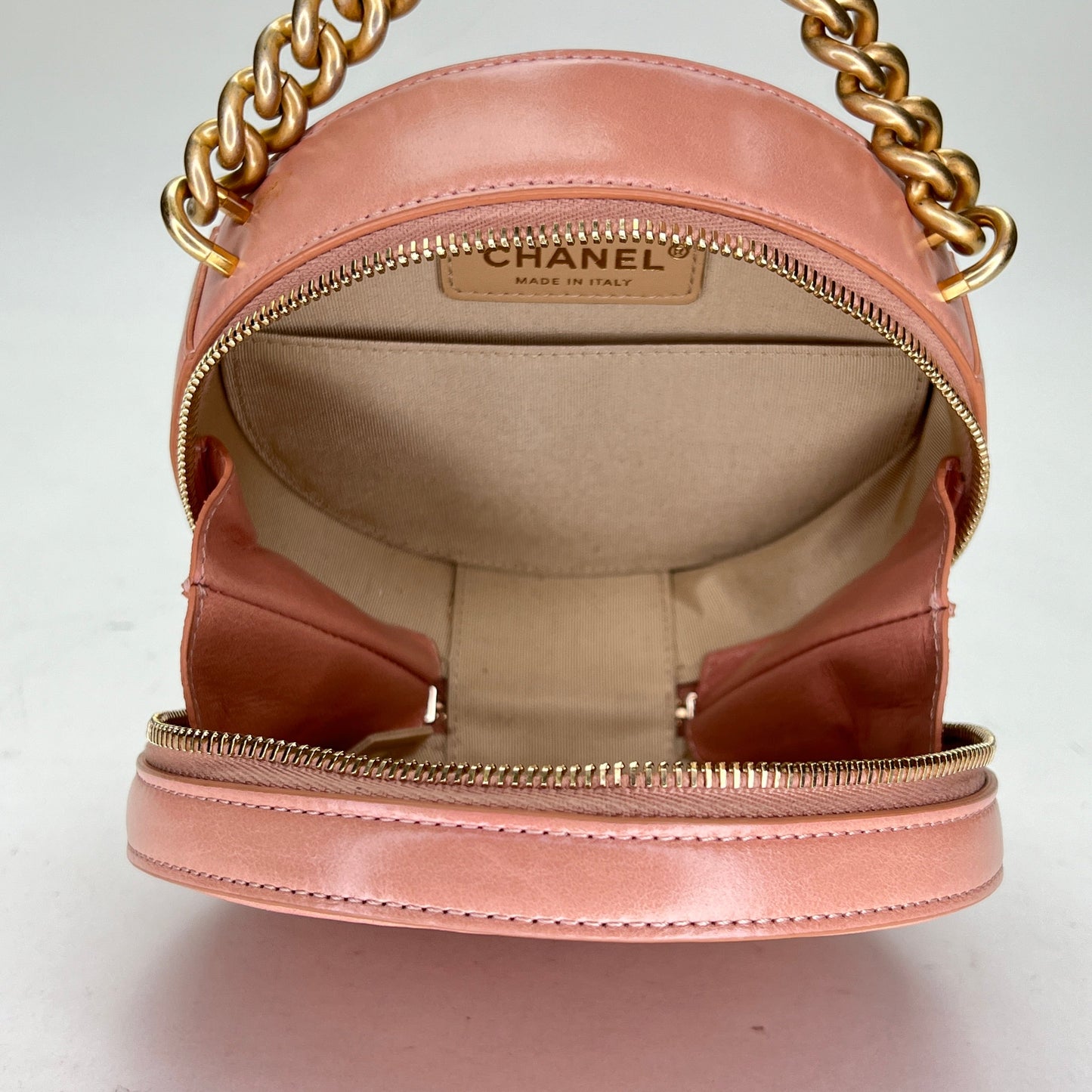 Round CC Pink Crossbody Bag in Calfskin, Gold hardware