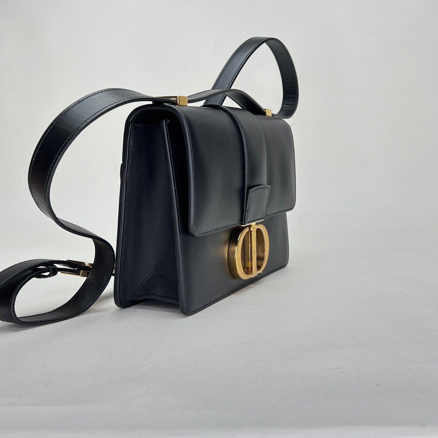 30 Montaigne Medium Black Shoulder Bag in Calfskin, Gold hardware