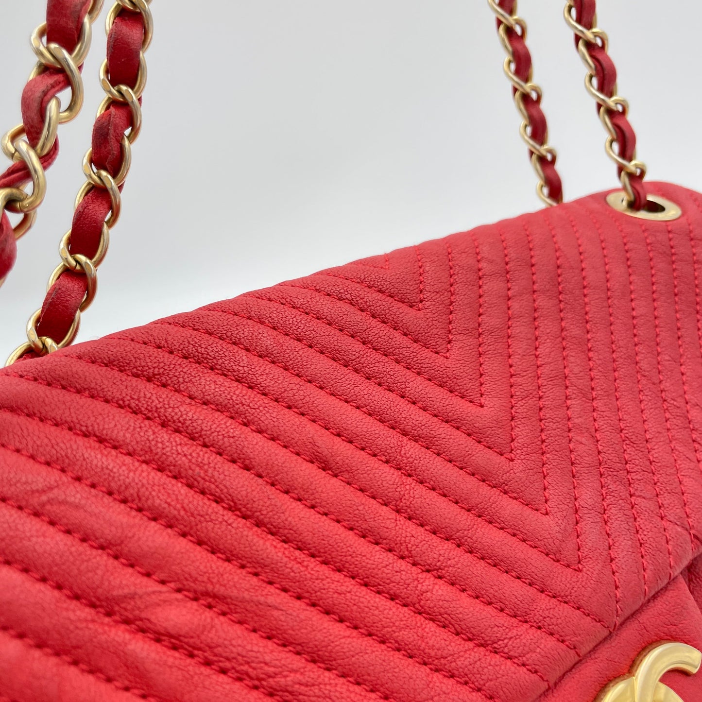 Chevron Quilted Classic Single Medallion Flap Red Crossbody Bag in Calfskin, Gold hardware