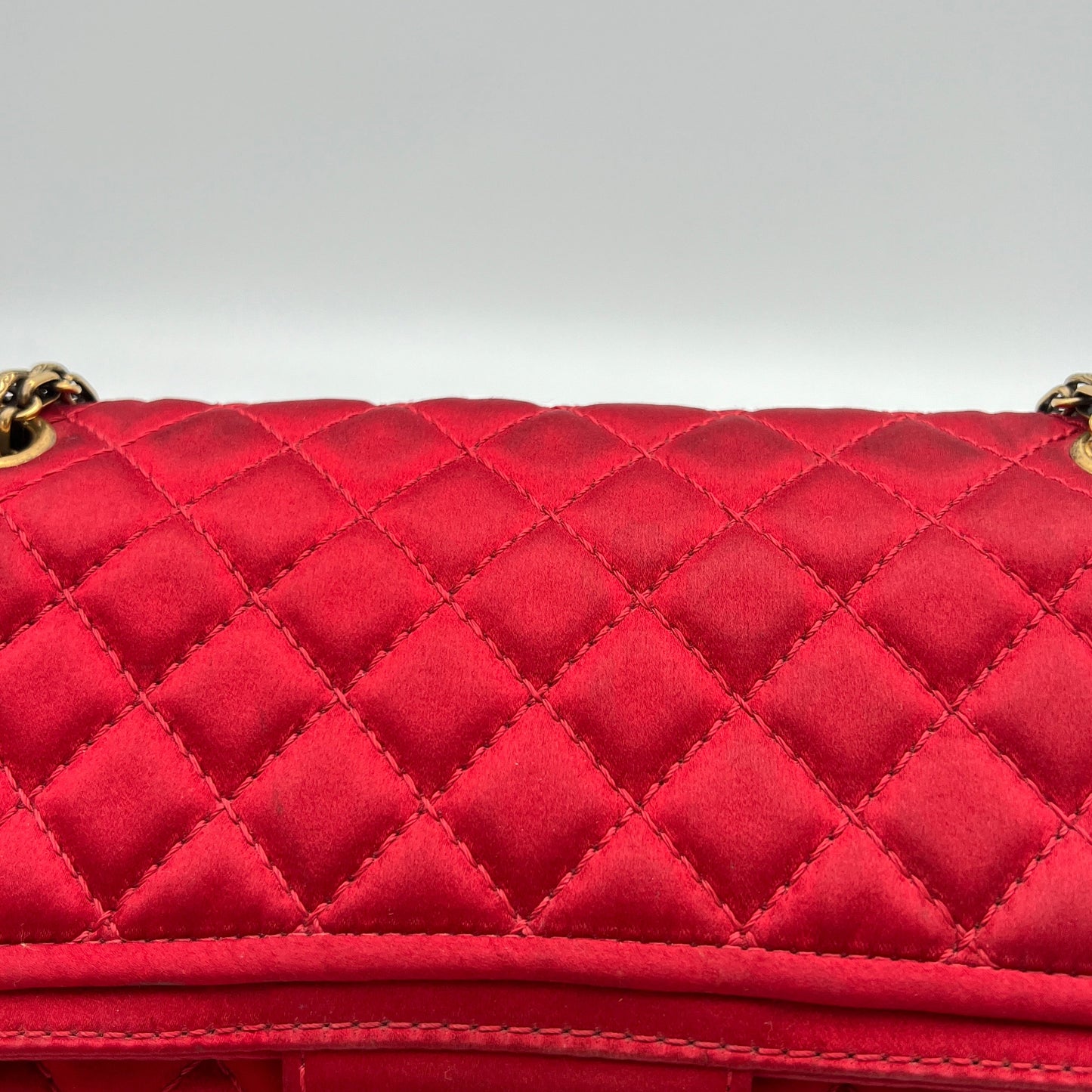 2.55 Reissue 225 Red Shoulder Bag in Satin, Gold hardware