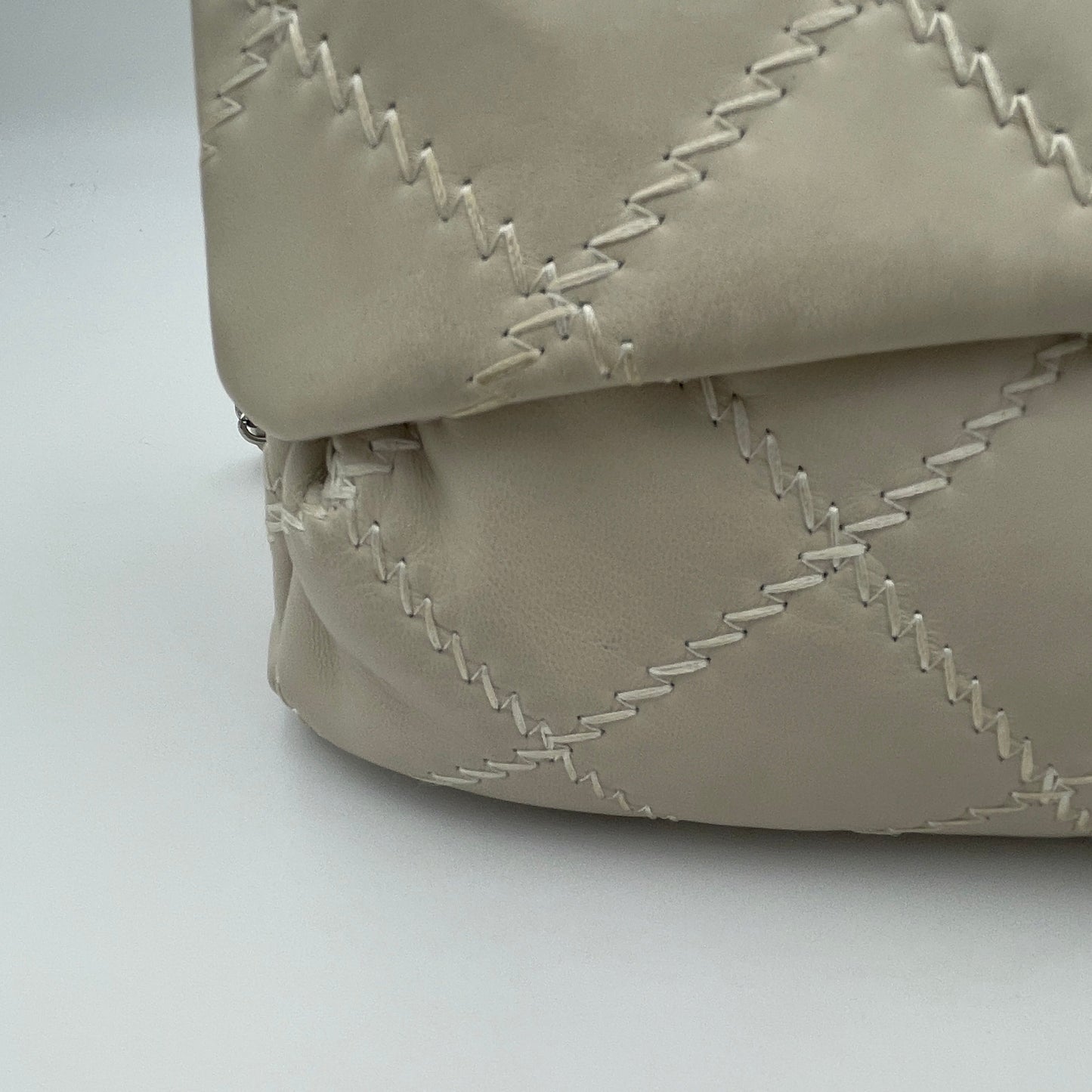 Ultra Stitch White Shoulder Bag in Lambskin, Silver hardware