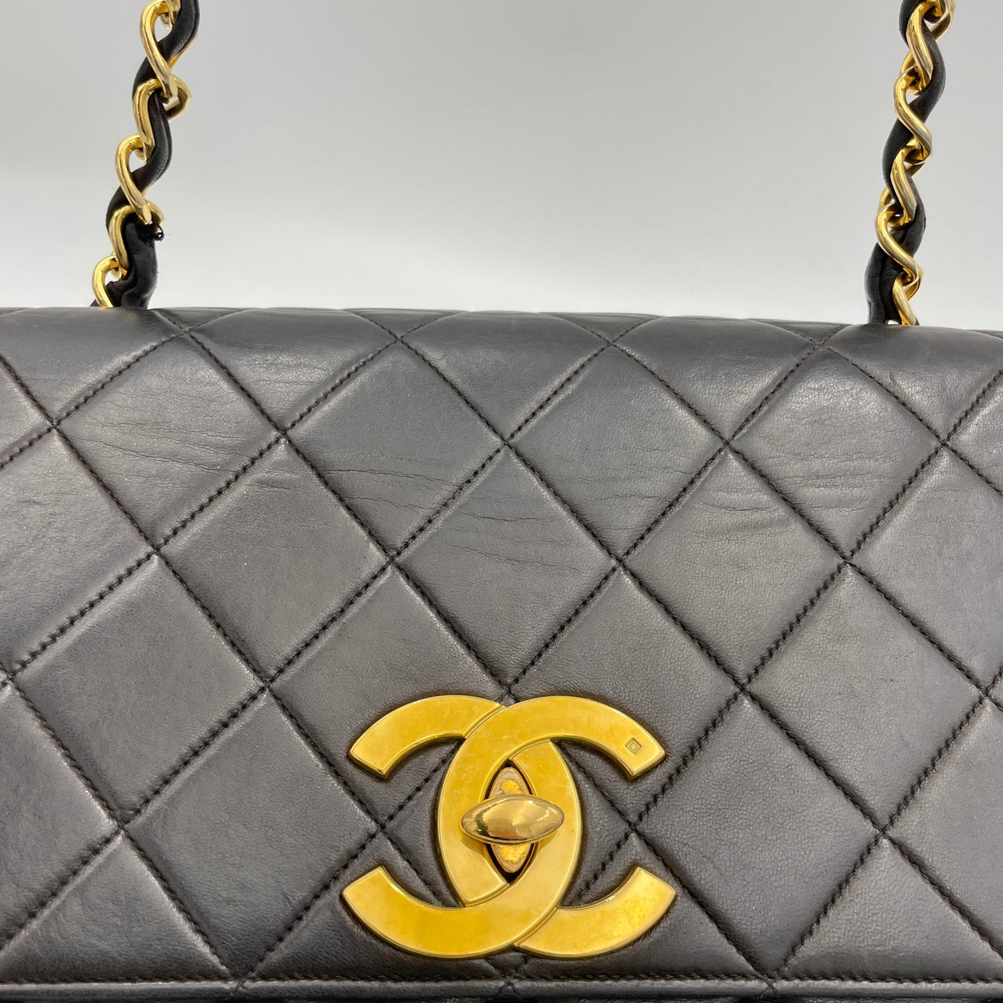 Vintage Quilted Flap Black Shoulder Bag in Lambskin, Gold hardware