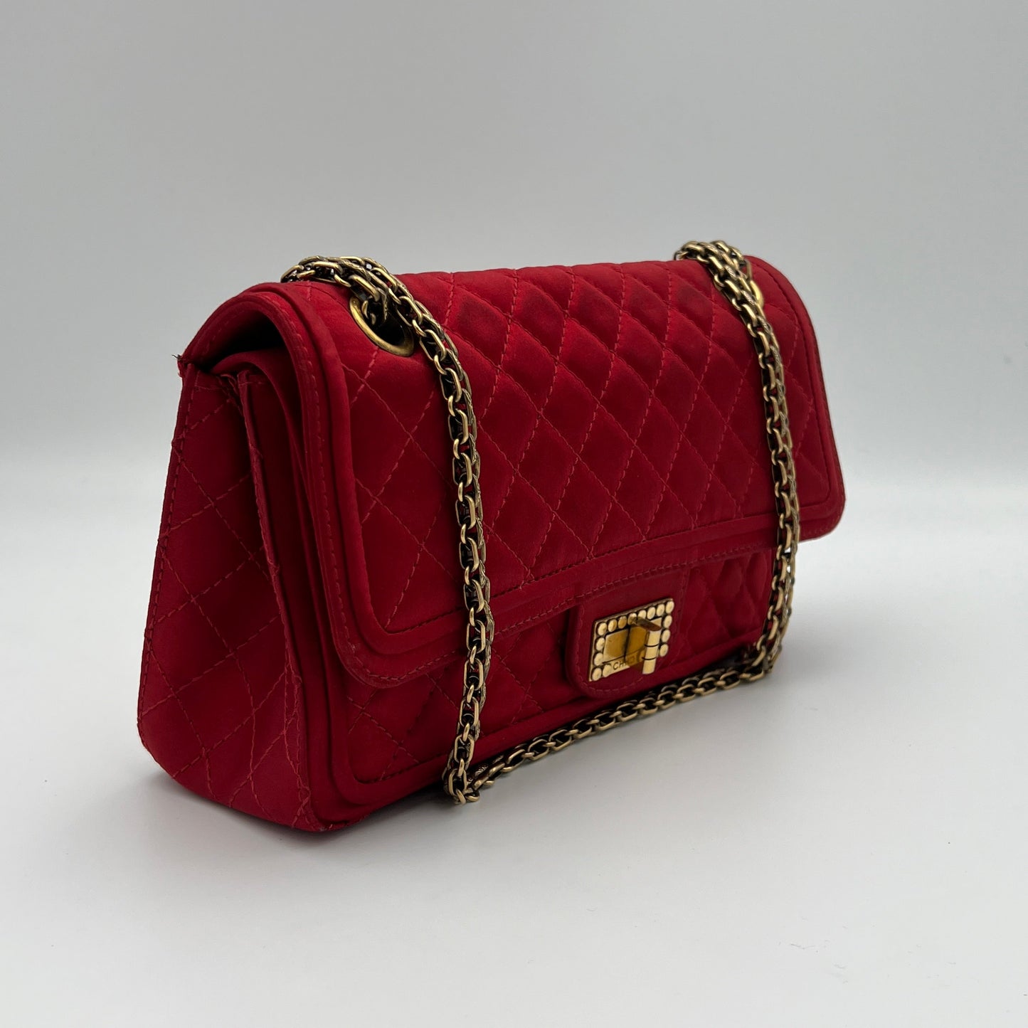 2.55 Reissue 225 Red Shoulder Bag in Satin, Gold hardware