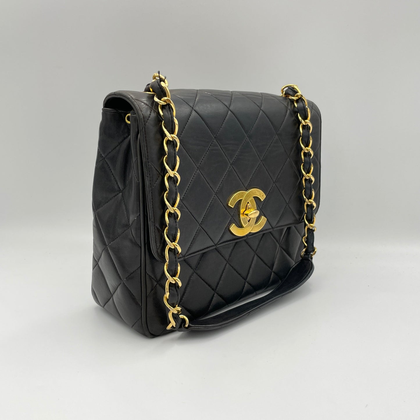 Vintage Quilted Flap Black Shoulder Bag in Lambskin, Gold hardware