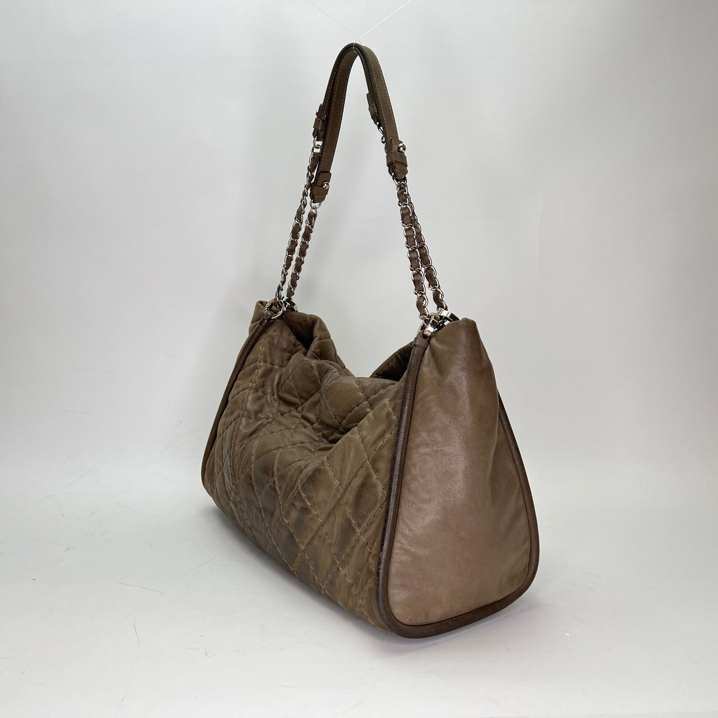 Quilted Chain Brown Shoulder Bag in, Silver hardware