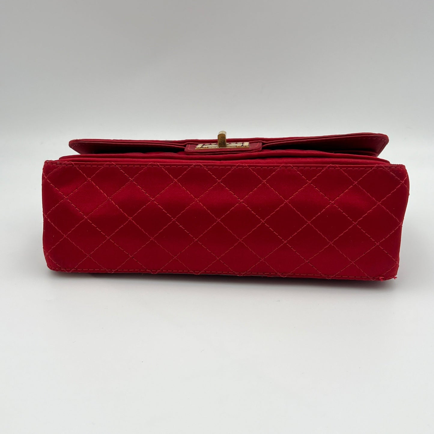 2.55 Reissue 225 Red Shoulder Bag in Satin, Gold hardware