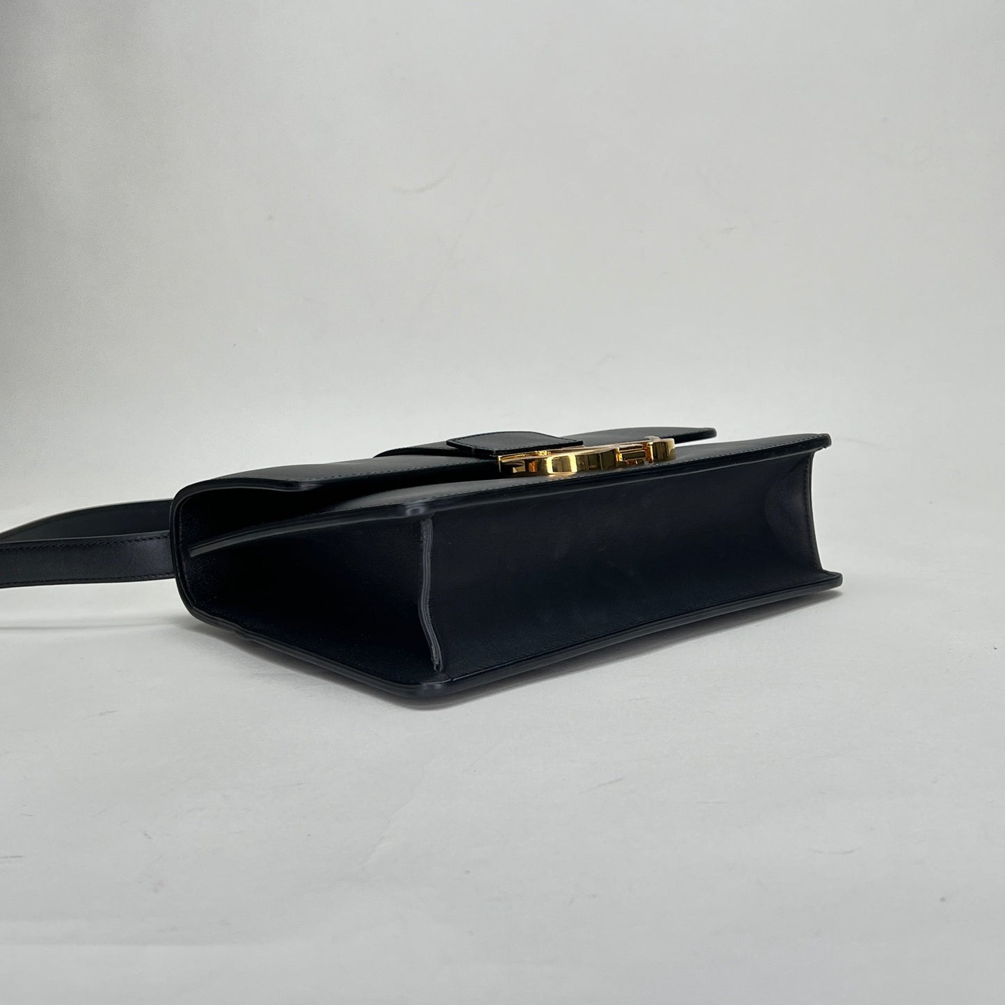 30 Montaigne Medium Black Shoulder Bag in Calfskin, Gold hardware