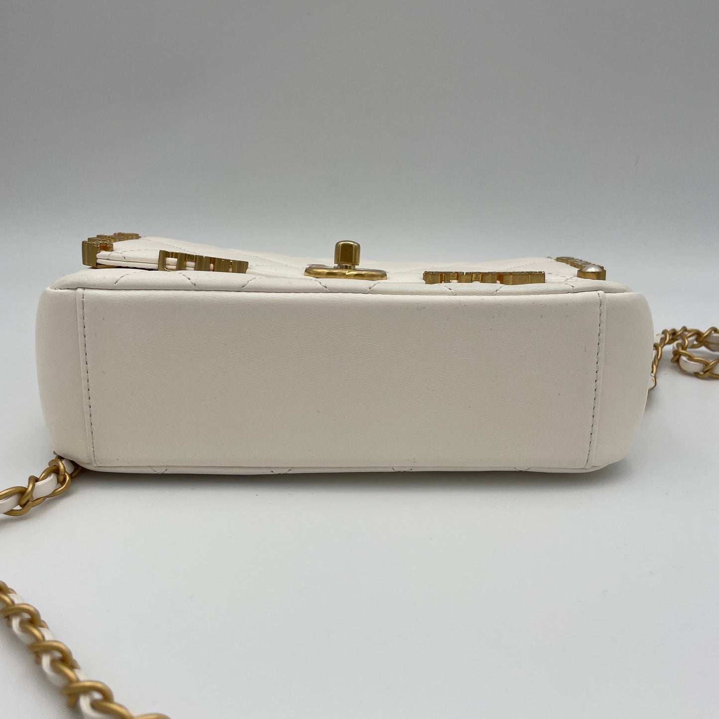 Classic Flap Monaco White Crossbody Bag in Lambskin, Gold hardware