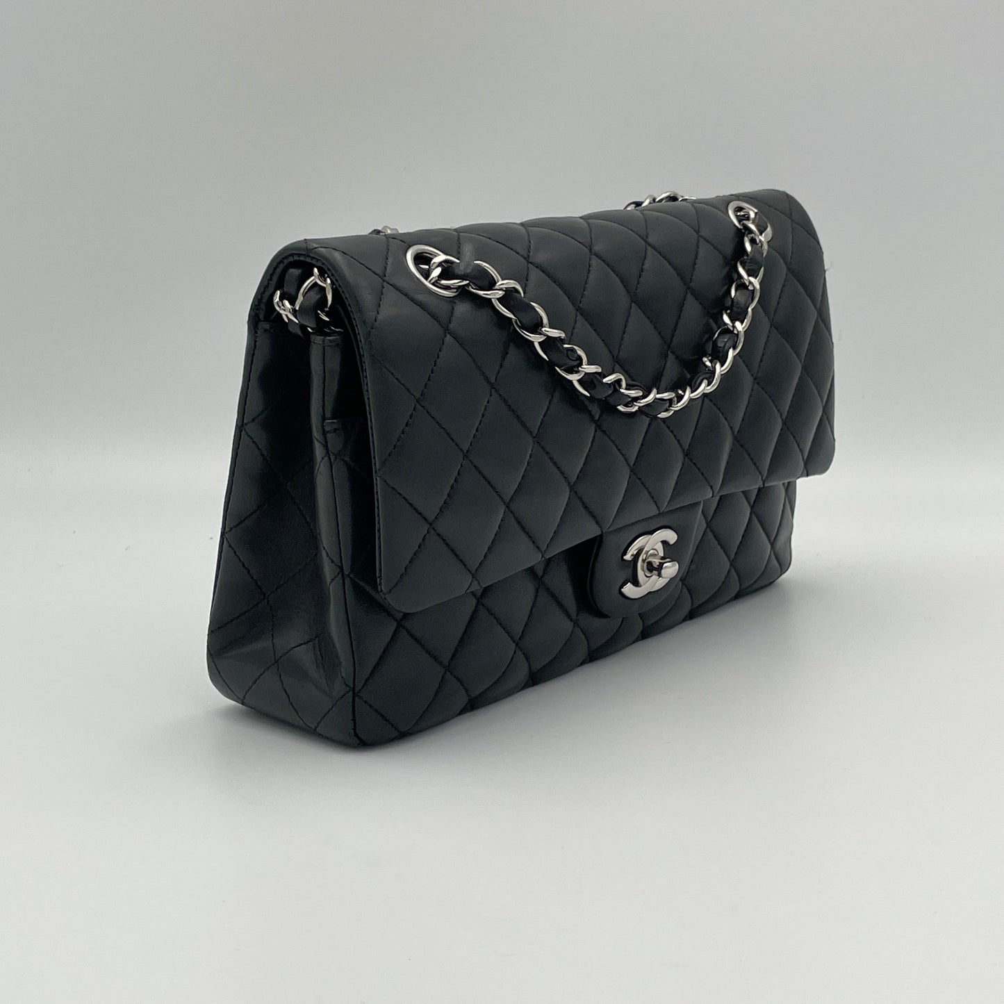 Classic Double Flap Medium Shoulder bag in Lambskin, Silver Hardware