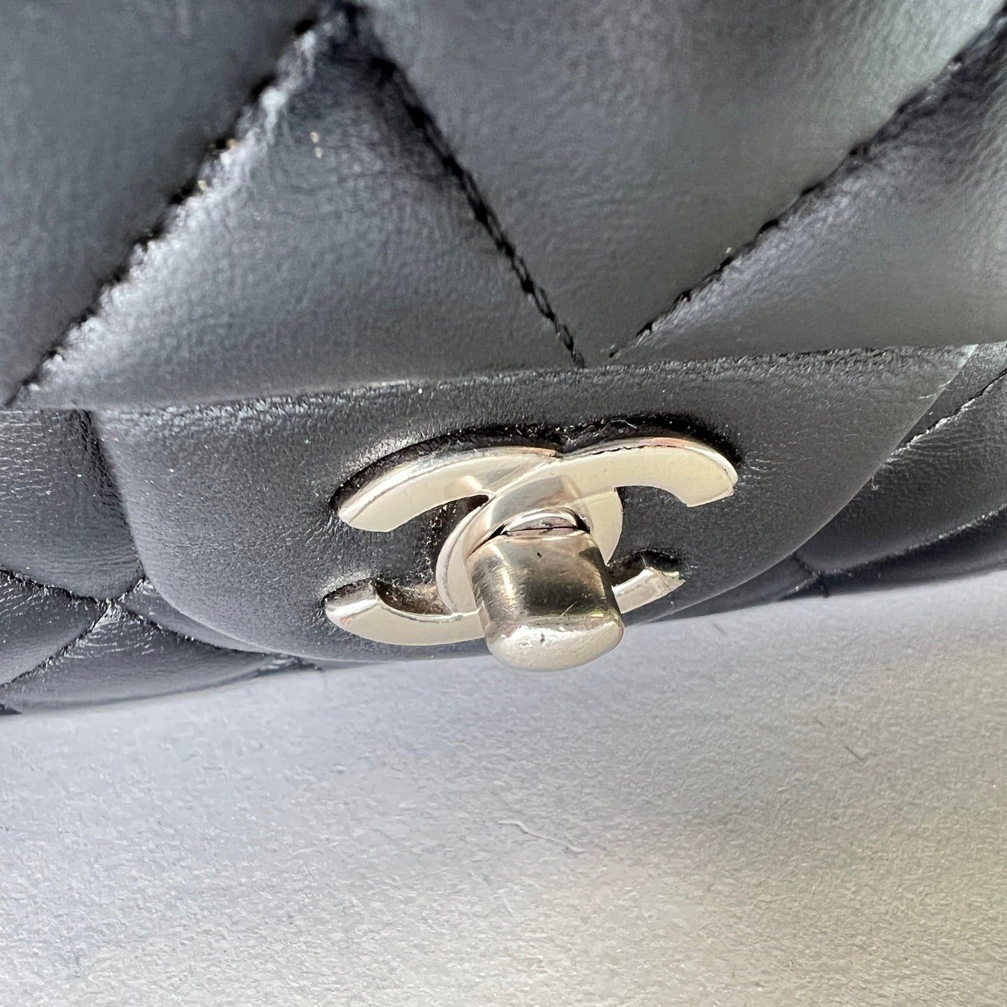 Classic Flap Medium Black Shoulder Bag in Lambskin, Silver hardware
