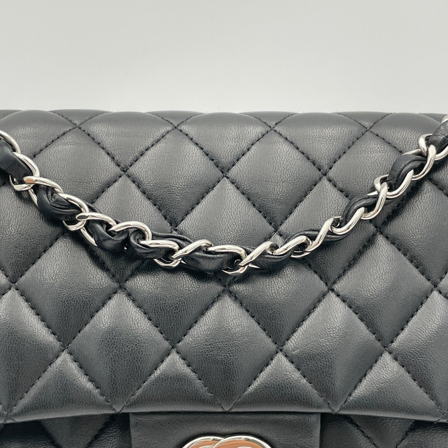 Classic Double Flap Medium Shoulder bag in Lambskin, Silver Hardware