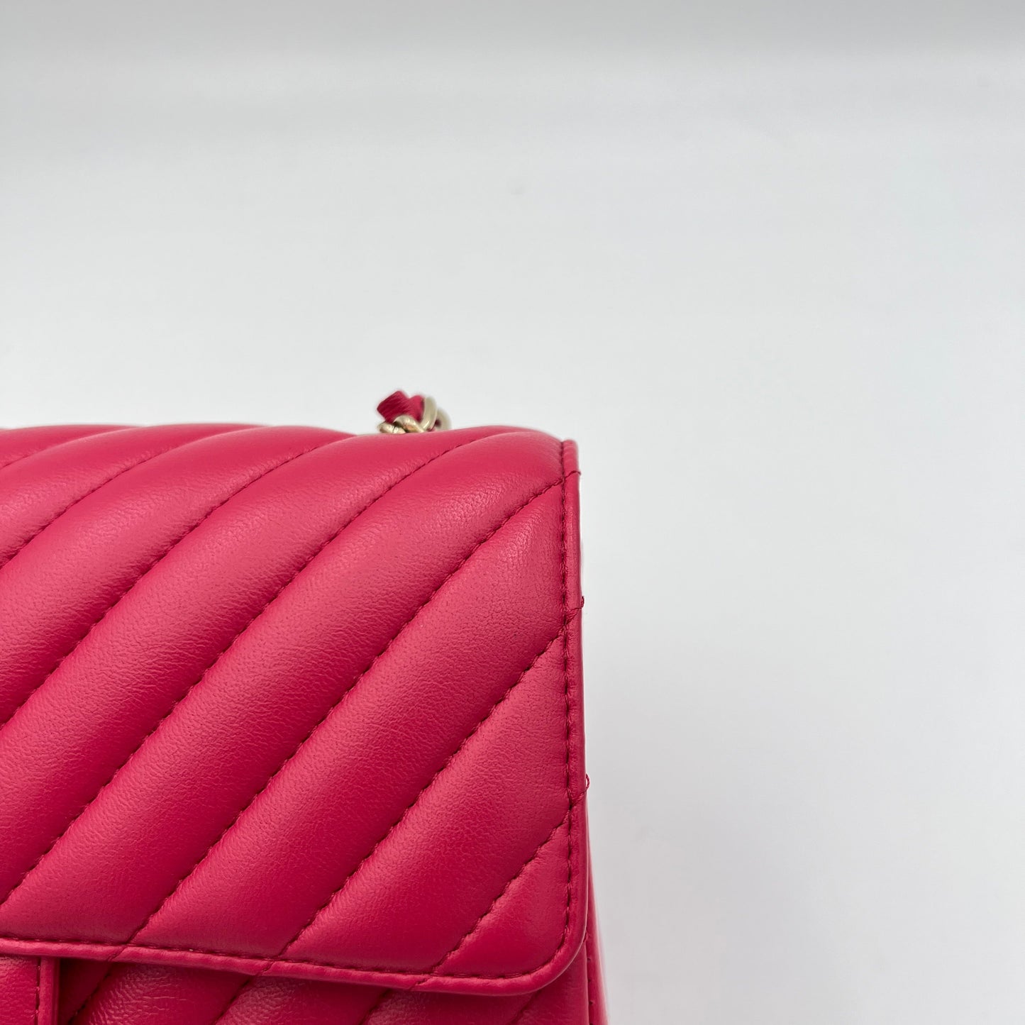 Classic Flap Chevron Pink Crossbody Bag in Lambskin, Gold hardware