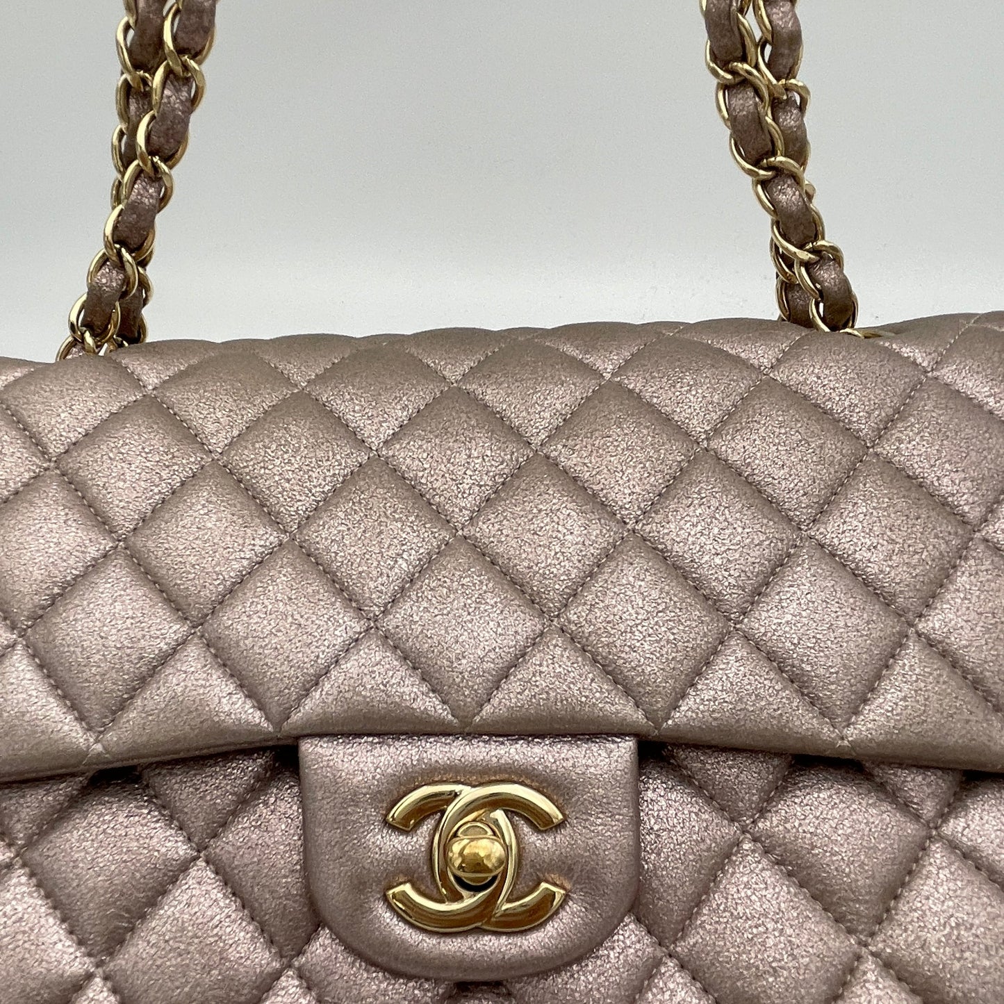 Classic Double Flap Medium Coral Shoulder Bag in Lambskin, Gold hardware