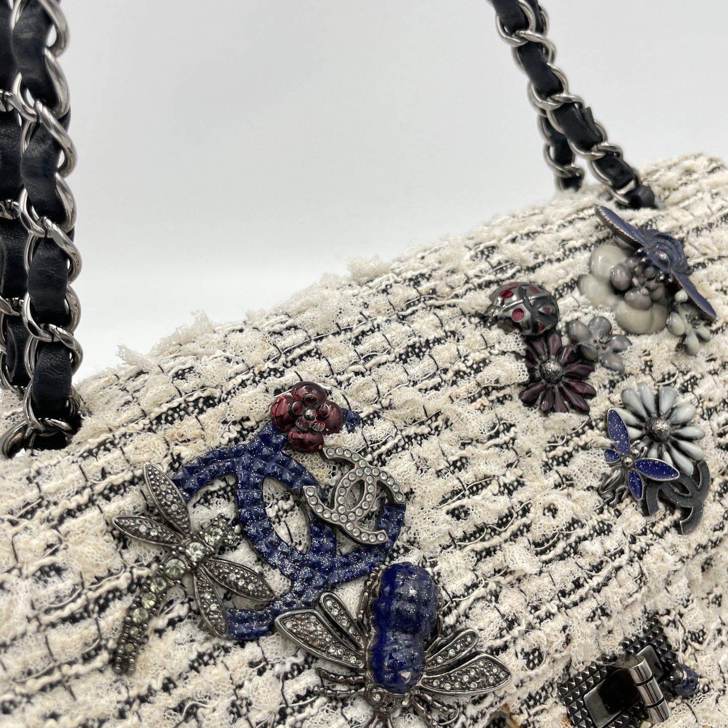 Garden Charms 2.55 White Shoulder Bag in Tweed, Ruthenium hardware